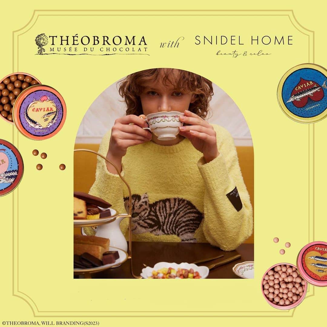 snidelさんのインスタグラム写真 - (snidelInstagram)「【SNIDEL HOME x THÉOBROMA 】聯乘系列  SNIDEL HOME與日本頂級糕點師Koji Tsuchiya的巧克力品牌 “THÉOBROMA “ 首次合作🍫✨️  寶石般的魚子醬巧克力和香氣撲鼻的邦邦巧克力，甜蜜誘人。  系列把THÉOBROMA 標誌性的“魚子醬 “顆粒巧克力和藝術家 Kimiko Higami 的波普藝術風格的動物插畫圖案，與 SNIDEL HOME獨的復古色彩相融合，打造出獨居匠心的温暖家居服。  ーAboutー 「MUSÉE DU CHOCOLAT THÉOBROMA」 Theobroma 源自製作巧克力的可可樹的名字，在希臘語中意為 “眾神的食物”。為了追求真正美味的巧克力，這家由糕點師Koji Tsuchiya經營的店鋪於 1999 年在東京涉谷區富谷開業，被命名為 “THÉOBROMA”，是當時為數不多的手工巧克力專賣店之一。如今，該品牌的招牌鱘魚魚子醬巧克力、邦邦巧克力和其他產品深受各代人的喜愛。  <items> SHCP235040 Printed Pants SHCT235039 Printed Top SHGB235117 Eco bag SHGG235142 Pouch SHNT235023 Embroidery Cardigan SHNT235024 Jacquard Knit Top  #SNIDELHOME #SNIDELHOMEHK #THÉOBROMA #roomwear #pajama #collobration #chocolate @usagionline_hk」11月2日 13時00分 - snidelhk