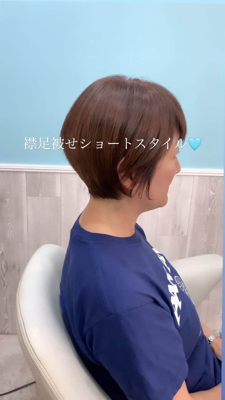 hair salon JOJOのインスタグラム：「最近流行りの大人ショートスタイルで、襟足が逆毛でお困りの方へオススメなスタイル🩵内側短くカットして、上から被せるショート！お試しあれ♪ #大人ショート #襟足2ブロック  #襟足 #ネープカット #ハンサムショート  【ヘアサロンJOW下高井戸駅前】 西脇丈太郎（美容師歴20年以上） 都内2店舗勤務の後、新宿に2010年独立開業（12年間）。 現在は世田谷区下高井戸に移転。3店目の【JOW】を経営するオーナー兼スタイリスト。 丁寧でスピーディーな施術、ハイクオリティな仕上がりをご提案致します。 ・ショートスタイルの扱いやすさ ・絶妙なバランスのインナーカラー ・長持ちする明るい白髪ぼかしハイライト ・髪を大切にする植物性のヘナカラー 等に定評があります。 皆様のご来店心よりお待ちしております。  TEL:0333238220 #世田谷美容室#下高井戸美容室#明大前美容室#松原美容室 #下高井戸ヘアサロン#下高井戸#明大前#三軒茶屋#新宿#西新宿#ジョジョの奇妙な冒険#承太郎  Web予約↓ https://hairsalon-jow.com/」