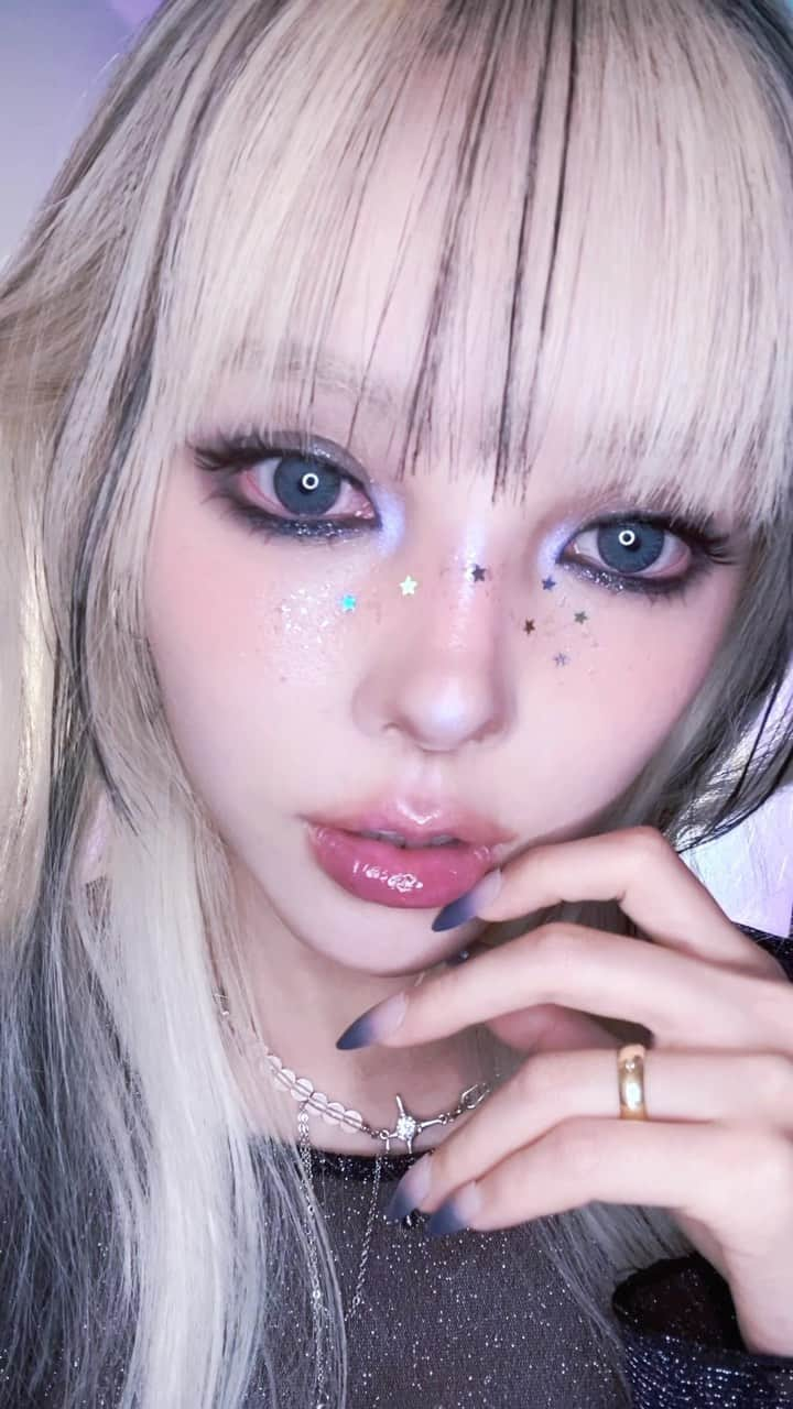 ポニーのインスタグラム：「#광고 Glitter Freckles Makeup Tutorial🌟 연말에 하기 좋은 글리터 주근깨 룩👀✨  Skin Prep with: @lunesse.official  @illumiaskin.sg  #Lunesse #PonyforLunesse #SkinvestmentStartsHere  #ponyxillumiaskinbykimlim #illumiaskinbykimlim #illumiasquad」