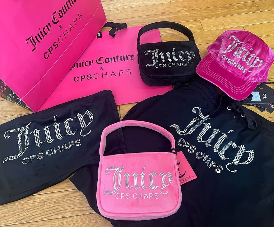 Yumikaのインスタグラム：「Juicy Coutureのコラボ💖💖 かわいーーーいーーー🎀  タイでしか手に入らないってことで れいらたくさん買ってきてくれてありがと😍🇹🇭 @lay__023   #juicycouture #cpschaps #juicycouturexcpschaps」