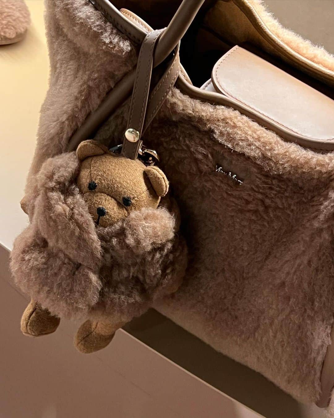 本田仁美さんのインスタグラム写真 - (本田仁美Instagram)「.  Max Mara TEDDY 10🧸  テディベアコート10周年記念イベントに お邪魔させていただきました🧥  会場のあらゆるところがもこもこ素材になっていて とってもかわいかったです☁️  @maxmara  #MaxMaraTeddyTen  #MaxMara #pr」11月2日 13時08分 - 10_hitomi_06