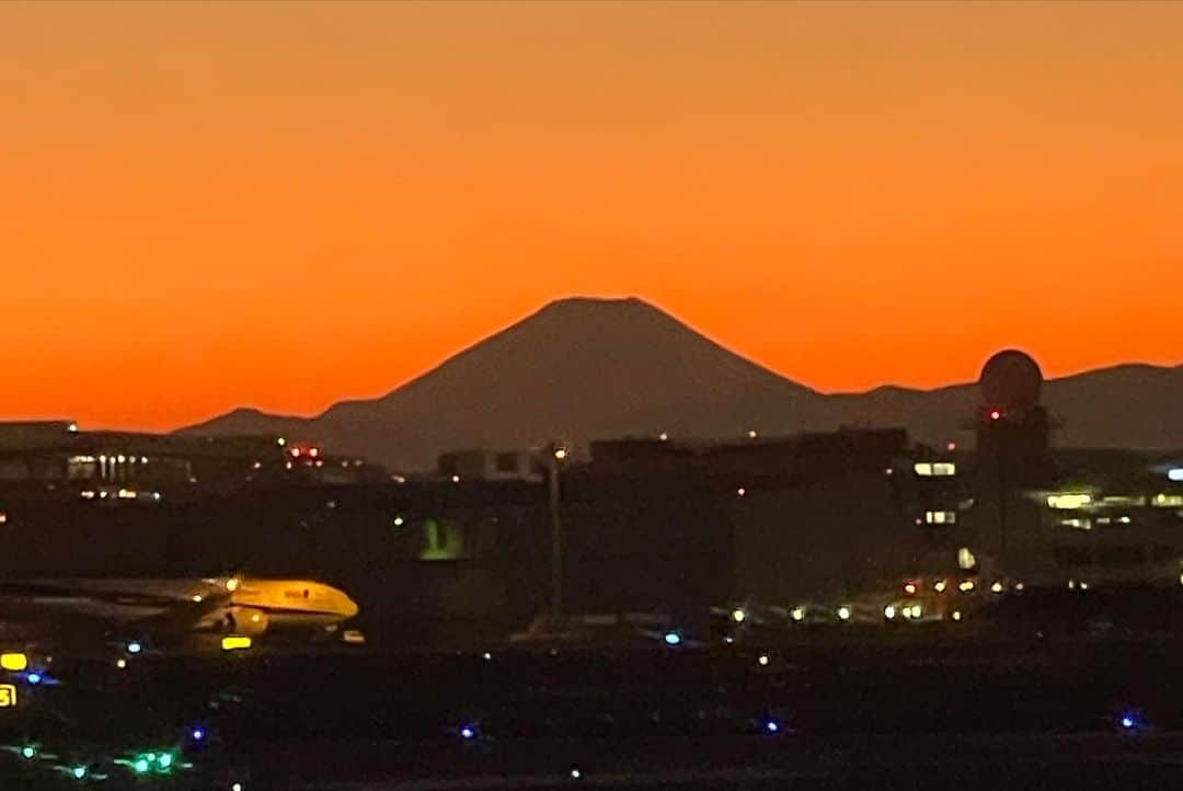 鷹木信悟さんのインスタグラム写真 - (鷹木信悟Instagram)「〜11.1東京✈️→小松〜 縁起の良い日に良いモノが観れた...🌇 #njpw #LIJ #夕陽 #富士山 #prowrestler」11月2日 13時10分 - takagi__shingo