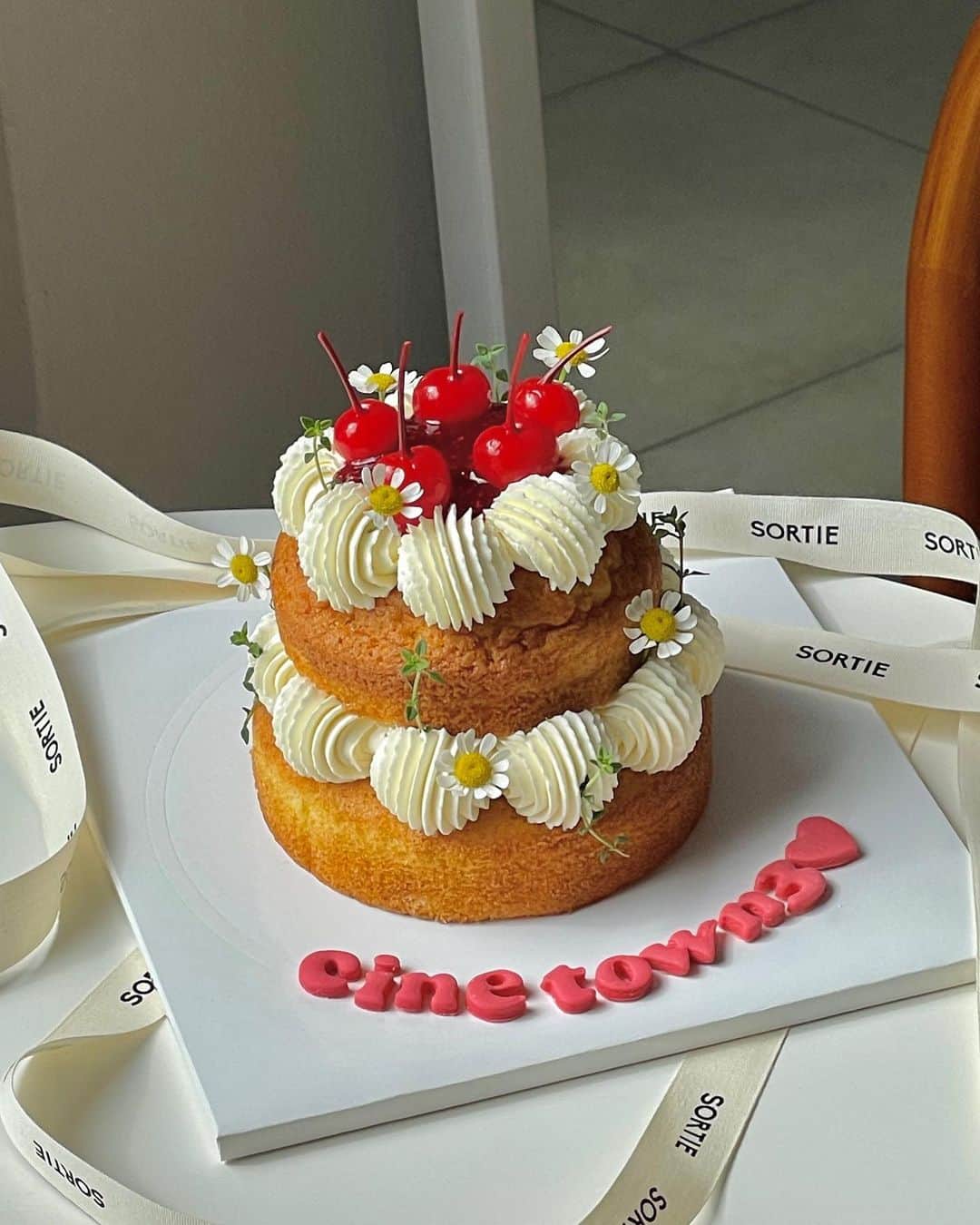 パク・ハソンのインスタグラム：「<박하선의 씨네타운> 우리 벌써 3주년😍  와 벌써 3년이라니..  그동안 스케줄 맞춰 주신 제작진 분들과 고정게스트분들도 너무 감사드리고, 애청 해 주는 테리우스분들도 기자님들도 매니저들도 고맙습니다🙇🏻‍♀️  나 또 바보 같이 한달 전인 줄 알고 케잌 준비했었다..🤣  결국 작전 실패로 케잌 또 받고🥹  힘 닿는 데 까지 앞으로도 쭉쭉 가 봅시다!  주변서 라디오 왜 좋냐고 물어보면 그냥 좋아요🙆🏻‍♀️ 했는 데 사실 사람 사는 거 같구요! 일찍 일어나니 하루 길게 쓰고~ 운동도 처음으로 꾸준히 하게 되고💪🏻 영화 보는 게 취미인데 제일 먼저 보고, 취미인데 일에도 도움이 되고 배우 분들, 감독님들 미팅 하는 것도 재밌고 최신정보 얻고 고정수입에ㅋ 일 없음 우우르 한데 우우르 할 틈이 없이 출근ㅋ 뭐 너무 많아서, 가끔 저도 사람인지라 일어나기 싫고ㅋ 힘들 때도 있지만, 좋은 게 더 많아서! 버릇처럼 계속 하게 되네요🙏🏻」