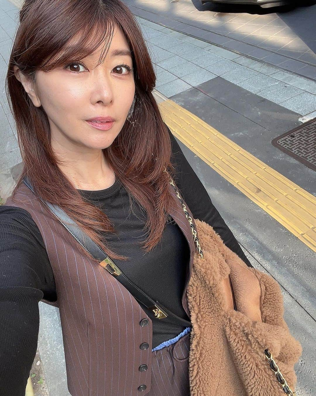 矢部美穂さんのインスタグラム写真 - (矢部美穂Instagram)「今から銀行へ🏦 生命保険を見直しました✨解約してまた新しく加入することにしました✨変動タイプのもの♡ うまくいきますように🍀 私は基本積み立てのイメージなんで✨死んだ時の保証額はそこまで気にしていないです！ あくまでも将来の蓄えなんです😊 もっと若い頃からやっておけばと後悔はあるけど、得られたことも大きいから私の場合はオッケーとしましょう✨ 今夜と土曜日はYABEKEへ行きます♡  #将来の #蓄え #生命保険  #貯蓄 #40代コーデ  #40代 #矢部美穂」11月2日 13時13分 - miho.yabe.0607