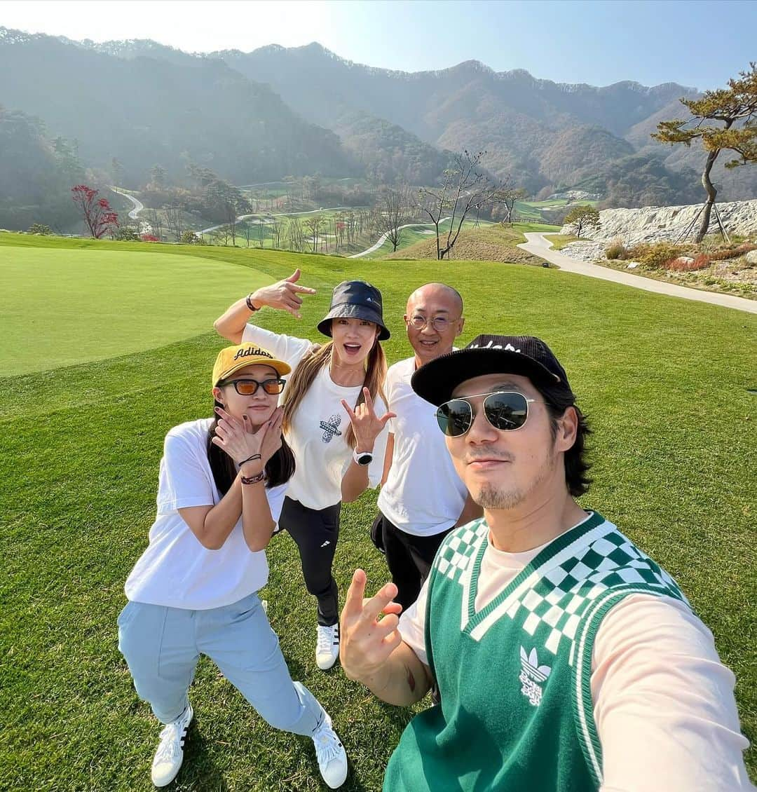 チェ・ヨジンさんのインスタグラム写真 - (チェ・ヨジンInstagram)「너무 즐거웠던 아디디스오픈⛳️ 멤버좋고!!날씨좋고!!! 어깨부상은 나을 생각이 없고.. 잼있으면 됐지뭐😆 그나저나 나랑팀하면 왜 다 1등하는건데?? 축하해용 신시아 from California⛱️😜 . #아디다스골프#아디다스오픈 #성문안cc」11月2日 13時23分 - yjyjyjyjyj_yj