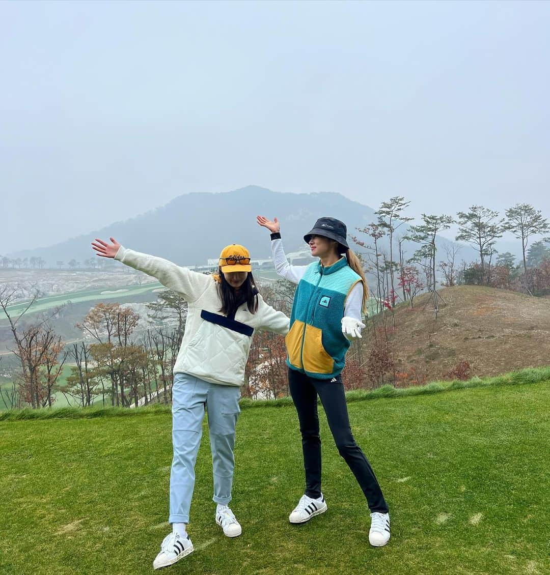 チェ・ヨジンさんのインスタグラム写真 - (チェ・ヨジンInstagram)「너무 즐거웠던 아디디스오픈⛳️ 멤버좋고!!날씨좋고!!! 어깨부상은 나을 생각이 없고.. 잼있으면 됐지뭐😆 그나저나 나랑팀하면 왜 다 1등하는건데?? 축하해용 신시아 from California⛱️😜 . #아디다스골프#아디다스오픈 #성문안cc」11月2日 13時23分 - yjyjyjyjyj_yj