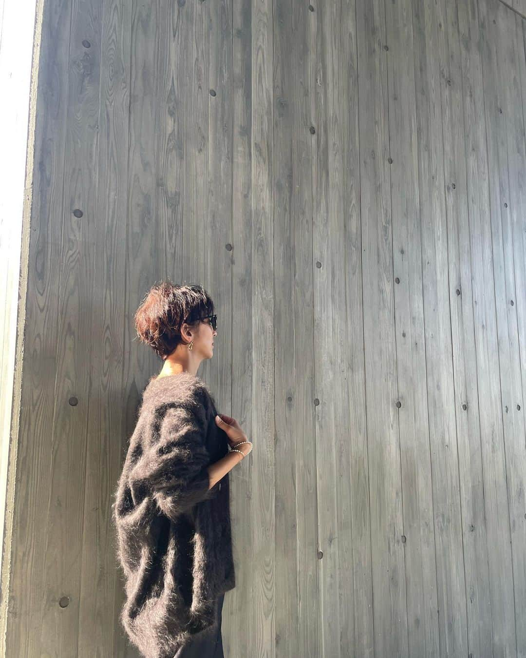 石井のり子さんのインスタグラム写真 - (石井のり子Instagram)「** charcoal brown🤎🖤 @larum__official   #charcoalbrown #cardigan #black #fashion #coordination #shorthair #PR」11月2日 13時23分 - noriko_nnnnn