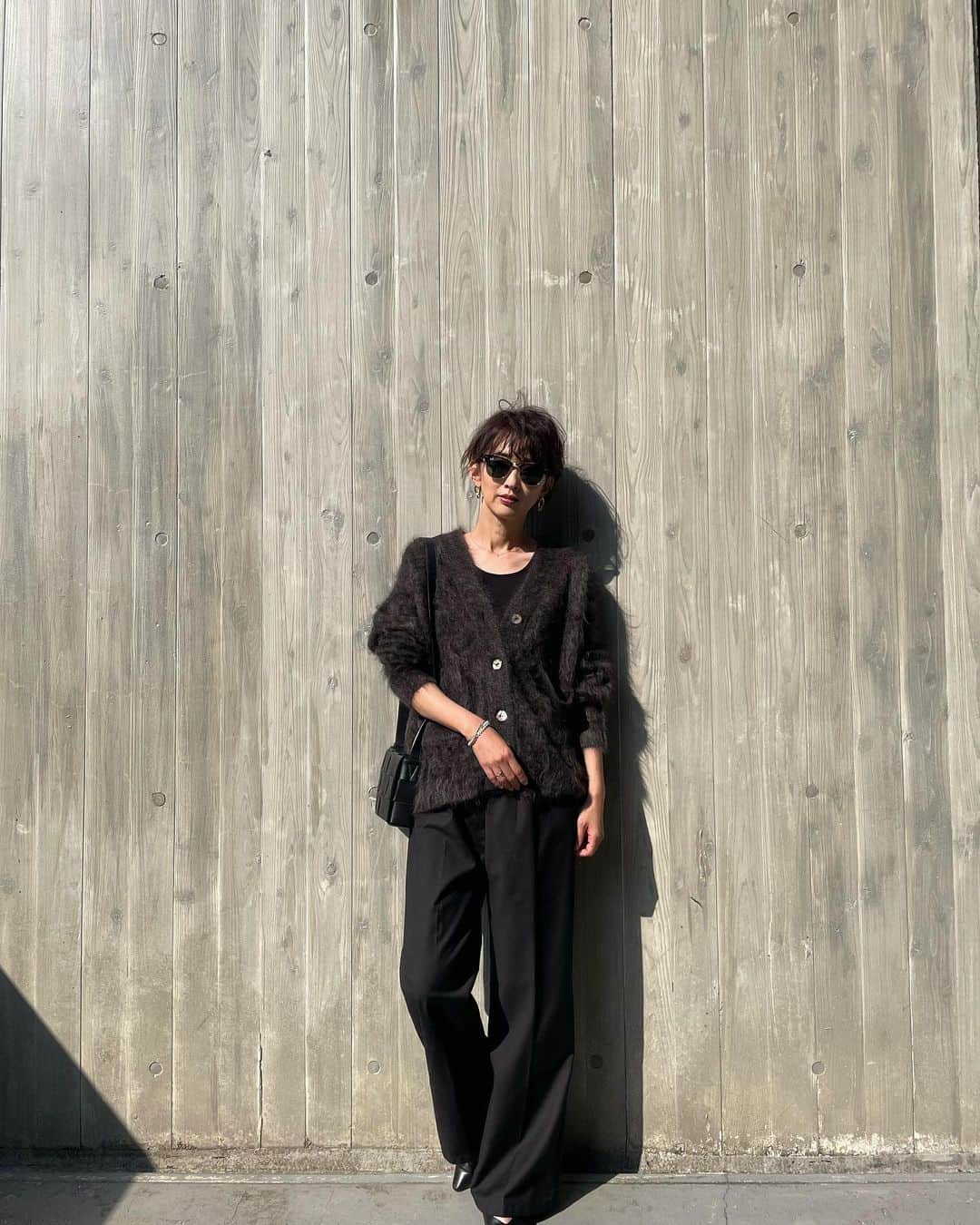 石井のり子のインスタグラム：「** charcoal brown🤎🖤 @larum__official   #charcoalbrown #cardigan #black #fashion #coordination #shorthair #PR」