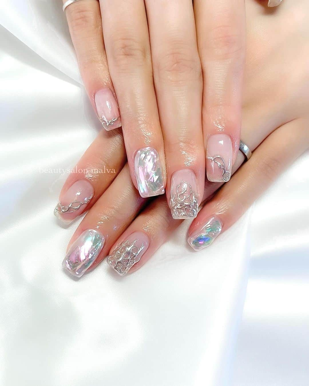 nailsalon malva（ネイルサロンマルヴァ）のインスタグラム：「【おしゃれペイント224】でご予約可能✨ ⁡ オーロラ×シルバーのおしゃれカッコいいデザイン🩶 ⁡ 凹凸はありますが、ひっかかりのないようしっかりコーティングしていますので日常生活にも支障がないですよ✨ ⁡ ↪︎ ネイルのケアと保証期間 ⁡ malvaのネイルはドライケア、カットスタイルも込みです。 保証期間は約4週間となります（※ご新規様は3週間となります）。 ⁡ ＿＿＿＿＿＿＿＿＿＿＿＿＿ ⁡ ⁡ 𝐛𝐞𝐚𝐮𝐭𝐲𝐬𝐚𝐥𝐨𝐧 𝐦𝐚𝐥𝐯𝐚⠀ 📍明治神宮前駅｜原宿駅　徒歩𝟑分 ⠀ 💬ご予約やお問い合わせ 𝐋𝐈𝐍𝐄から承っております @ 𝐦𝐚𝐥𝐯𝐚 ⁡ お気軽にご連絡ください♡ ⁡ ⁡ ＿＿＿＿＿＿＿＿＿＿＿＿＿＿ ⁡ ▸ジェルネイル｜スカルプ｜ネイルケア ▸まつげカール｜まつげエクステ｜ワンホンエクステ ▸ハーブよもぎ蒸し ▸ワックス脱毛 ⁡ \ アシスタント募集中💁‍♀️ / ⁡ ▸リモート可オンラインの画像動画制作アシスタント ▸サロンワーク全般アシスタント ⁡ ⁡ #秋ネイル2023 #クリアネイル #ショートネイルデザイン  #アイスストーンネイル #malva #malvaネイル  #ミラーアートネイル  #原宿ネイル #ニュアンスアート  #表参道ネイル #東京ネイルサロン　#明治神宮前ネイル #新宿ネイル #千駄ヶ谷ネイル  #harajukunails #tokyonails #tokyonailsalon ⁡」