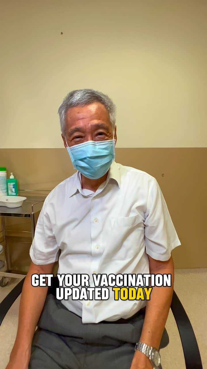 リー・シェンロンのインスタグラム：「Got my updated COVID-19 vaccine today.   The updated vaccine, recently rolled out by @mohsingapore, is based on the Omicron XBB 1.5 variant. The Expert Committee recommends this latest version to better protect ourselves against current and emerging strains of the virus.  You may ask if you still need to get vaccinated in this new normal, especially if you’ve already had COVID-19, like me.   My symptoms were minimal and I felt generally fine, most likely because I had kept my vaccination updated. But my protection will wane over time, and so will yours.   The new vaccine is particularly recommended for persons aged 60 years and above, medically vulnerable individuals and residents of aged care facilities. But it is available to everyone aged six months and above, and for free.   Vaccination is the best protection against COVID-19. Do keep your vaccination up to date, to protect yourself and your loved ones. – LHL  (PMO Video by Farez Juraimi)」