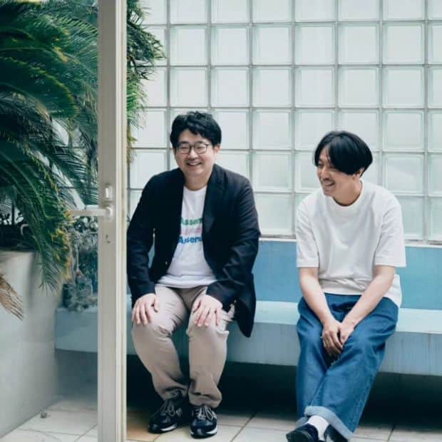 寺坂直毅のインスタグラム：「イエマガプラス、山岸聖太さんとの対談の後編がアップされてます！絶妙な距離感の写真です！やはり聖太さんと私の間には、いつも星野さんに座っていて欲しいです。」