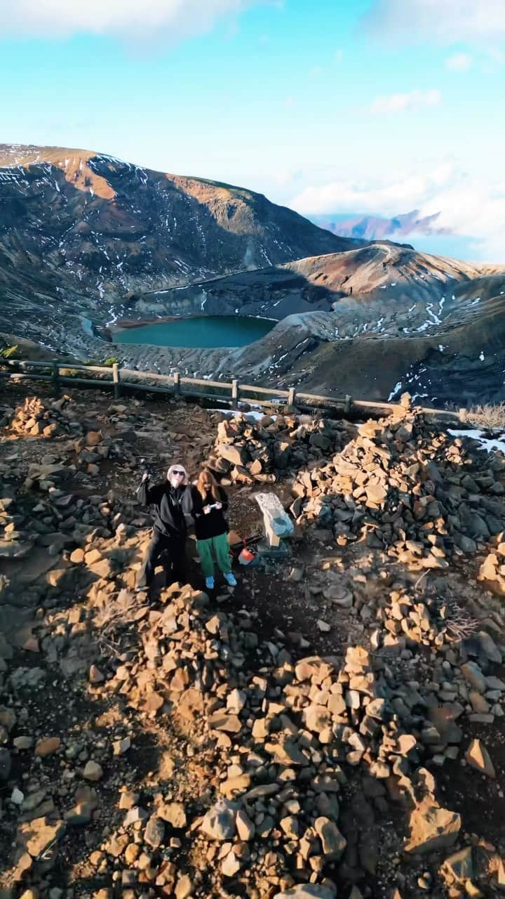 SAKIのインスタグラム：「山形にあるグランドキャニオン🌄  #お釜 #蔵王 #宮城蔵王 #山形蔵王 #刈田岳 #熊野岳 #ZAO #OKAMA #蔵王エコーライン #藏王 #山形縣 #日本旅遊 #日本的風景 #Perjalanan #Perjalananjepang #Jepang # #山形デート #山形おでかけ #国内旅行 #japantrip #japantravel #japan #japanscenery #dji #djijapan #djimini3pro」