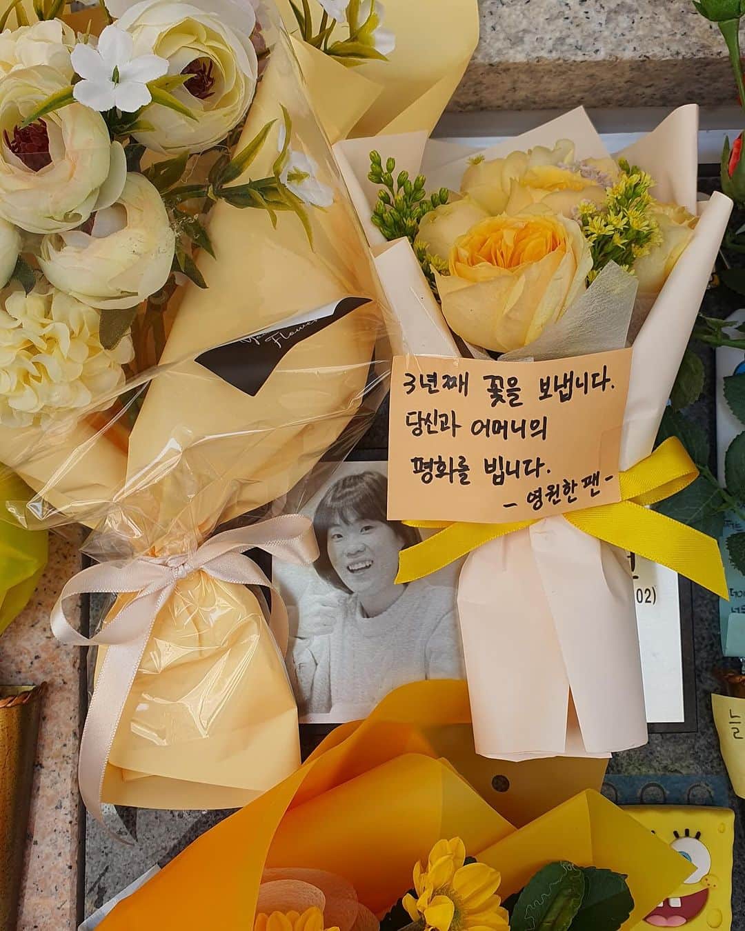 パク・ソングァンのインスタグラム：「## 우리 지선이 잘지내고 있지?? 벌써 1년이 훌쩍 지나버렸네~!! 오빠들 지선이 보러 왔어 지선이랑 같이 개콘 했을때 추억 한보따리  나누면서 웃었어~~ 하늘나라에서도 웃음을 주는 우리 지선아~~보고싶다. 오빠 또 오께☺  참,지선아 개콘 다시 부활했데!!! ㅎㅎㅎ 응원 많이 해쥬쟈💛」