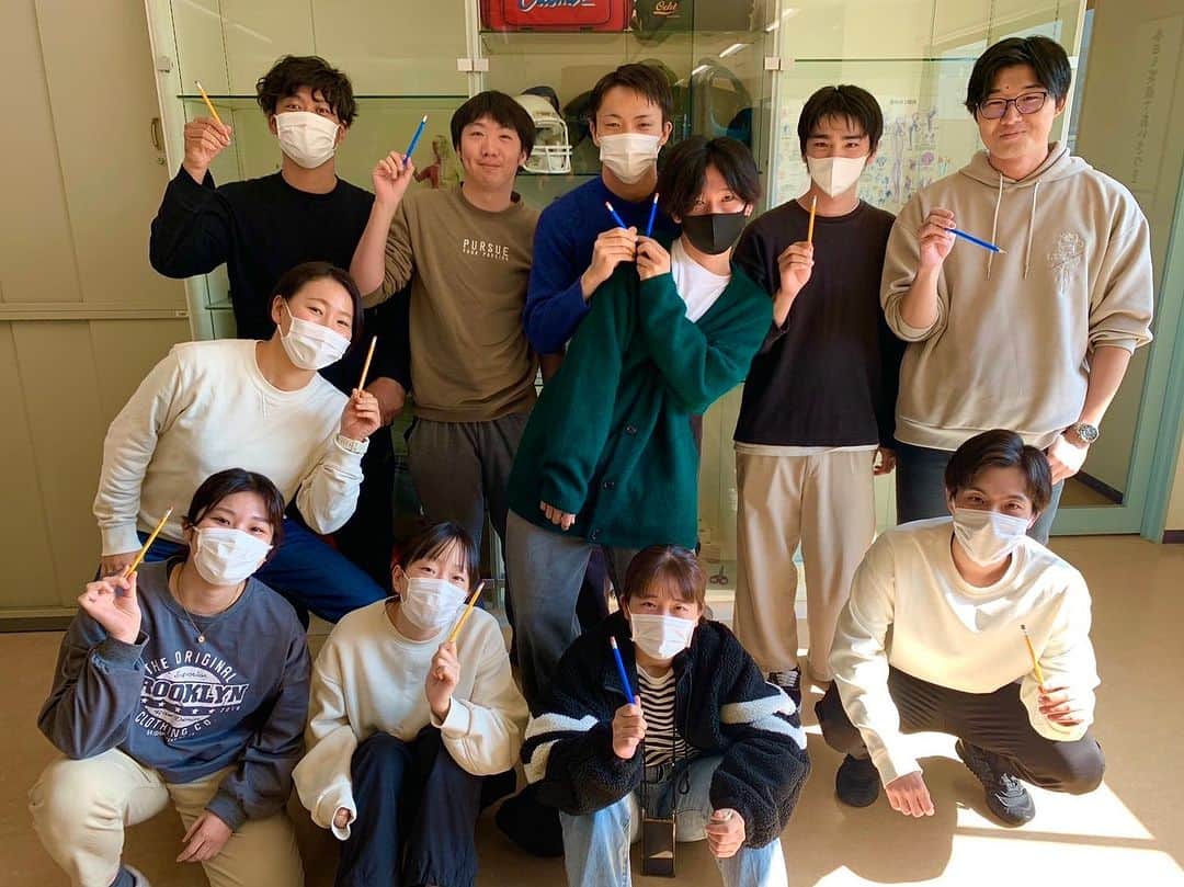 のインスタグラム：「11/4（土）に日本スポーツ協会公認アスレティックトレーナーの筆記試験がおこなわれます✏️ 最後まで諦めず、体調を整え、ベストを尽くして頑張ってください😁✨  #大阪ハイテク #専門学校 #医療 #スポーツ #バイオ #再生医療 #人工知能 #授業 #実習 #アスレティックトレーナー #鍼灸師 #柔道整復師 #臨床工学技士 #バイオ技術者 #AIエンジニア #新大阪 #高校生 #部活 #スポーツ科学科 #鍼灸スポーツ学科 #柔道整復スポーツ学科 #理論試験」