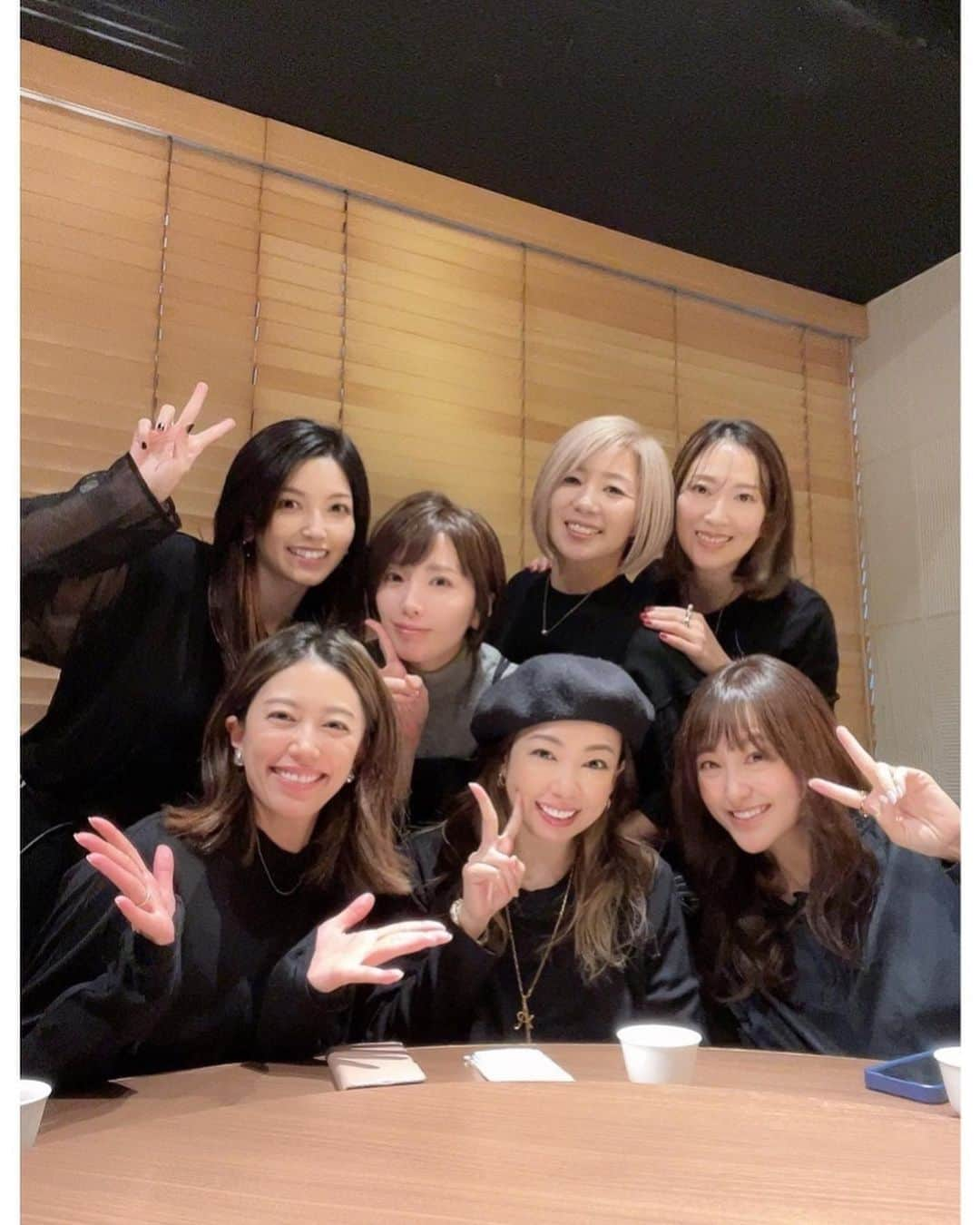 里田まいさんのインスタグラム写真 - (里田まいInstagram)「ハロプロ会〜！ 会った瞬間一瞬であの頃に戻れるぜ！ 声、笑顔、喋り方、笑うポイント、声量、食べ物の迷い方選び方、、、 あぁ、もう全部が懐かしくて変わってなくて愛しい最高。 歳を重ねて、それぞれの日常があって、そんな限られた時間の中、こうしてスケジュールを合わせて会える時間があるってすごく貴重で幸せなことに思う🤩 もっと会いたいー 忘年会しましょー？？  @attchu  @hito_s_1031  @yukimaeda0828  @ayaka_nagate1030  #村田めぐみ　さん #柴田あゆみ　さん #ハロプロ」11月2日 13時25分 - maisatoda_official