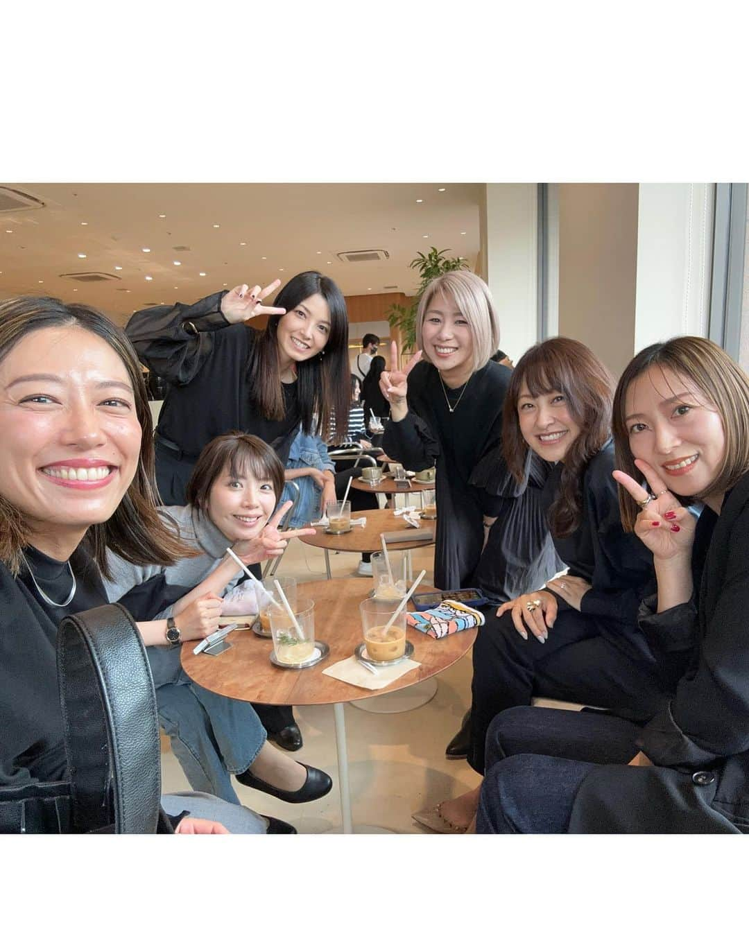 里田まいさんのインスタグラム写真 - (里田まいInstagram)「ハロプロ会〜！ 会った瞬間一瞬であの頃に戻れるぜ！ 声、笑顔、喋り方、笑うポイント、声量、食べ物の迷い方選び方、、、 あぁ、もう全部が懐かしくて変わってなくて愛しい最高。 歳を重ねて、それぞれの日常があって、そんな限られた時間の中、こうしてスケジュールを合わせて会える時間があるってすごく貴重で幸せなことに思う🤩 もっと会いたいー 忘年会しましょー？？  @attchu  @hito_s_1031  @yukimaeda0828  @ayaka_nagate1030  #村田めぐみ　さん #柴田あゆみ　さん #ハロプロ」11月2日 13時25分 - maisatoda_official