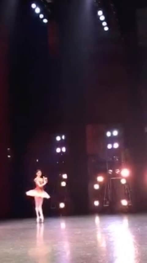 加治屋百合子のインスタグラム：「Happy World Ballet Day🌟  🎥: About 8years ago☺️ I arrived in Japan the day before from Houston for this performance. I was a bit tired from the jet lag, but i remember I had a wonderful time 😆  ハッピーワールドバレエデイ🌟  🎥: 8年前より☺️ 公演の前日に🇺🇸ヒューストンから🇯🇵日本に着いて踊りました。 時差ボケで疲れもありましたが、日本のお客様の前で踊ることが出来てすごく楽しかったのを覚えています♥️😆」