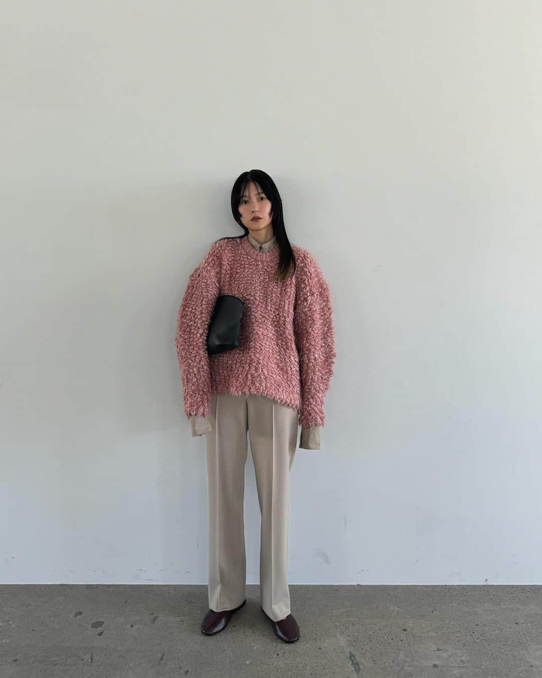 松本恵奈のインスタグラム：「明日発売のMIX LOOP MOHAIR KNIT TOPS♡ PNKのループが可愛い🩷 モヘア混の毛足のある糸で大きめのループを作成しているのでとても立体感があり映えるアイテムです。バックロングの抜いたシルエットで着用できるように、デフォルメされたオーバーサイズデザインに仕上げました。 袖口、裾はリブ仕様にはせず、ループで終わるよう仕上げたところもポイントです♡ 是非、お楽しみに！ #clane #新作」