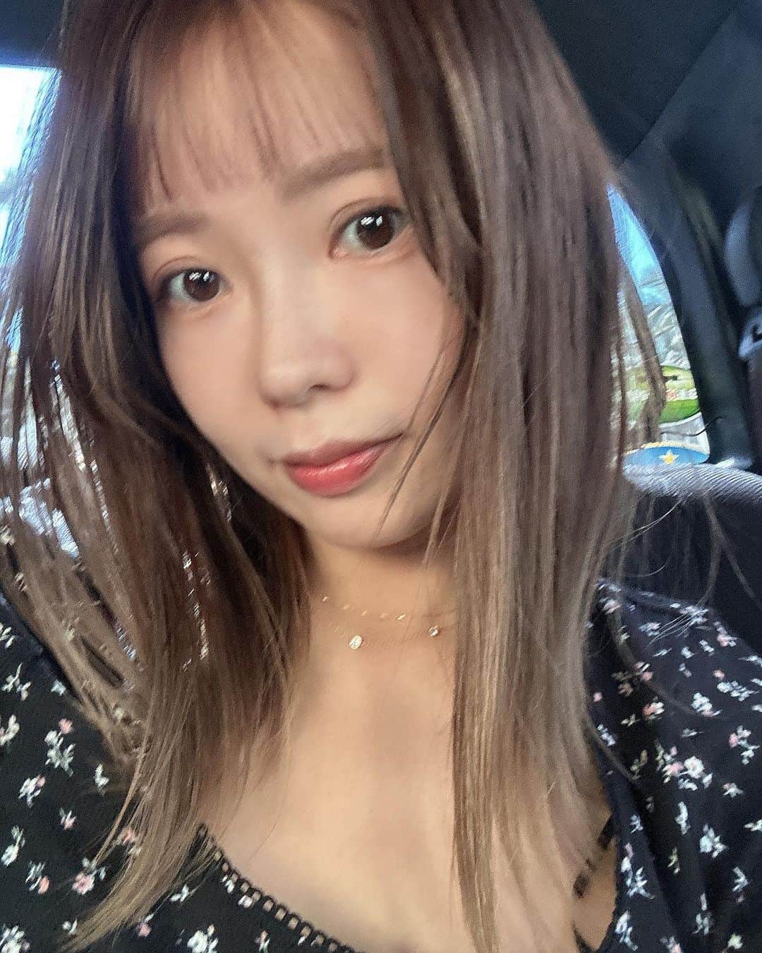 鈴木あやのインスタグラム：「前髪切りました✂️ やっぱり前髪ありよりな顔なんかな。  写真はブレてるぐらいが丁度いい🧚🏻‍♀️」