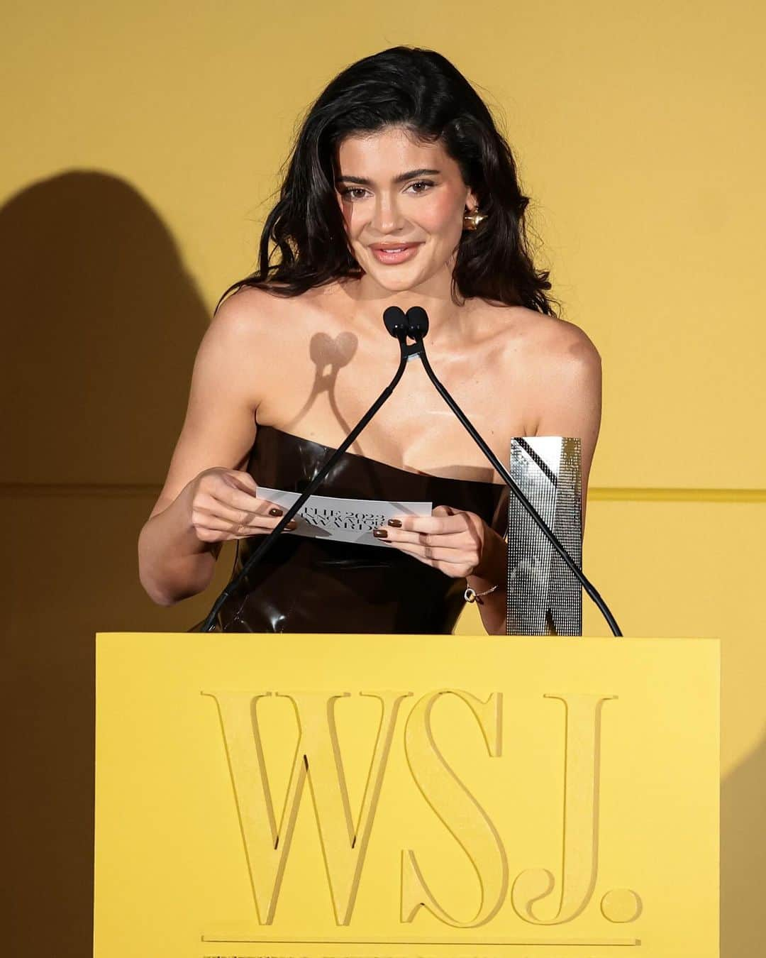 Just Jaredさんのインスタグラム写真 - (Just JaredInstagram)「Kylie Jenner had Timothee Chalamet by her side as she was honored as the Brand Innovator of the Year at the WSJ Magazine 2023 Innovator Awards. #KylieJenner #TimotheeChalamet Photos: Getty」11月2日 13時37分 - justjared