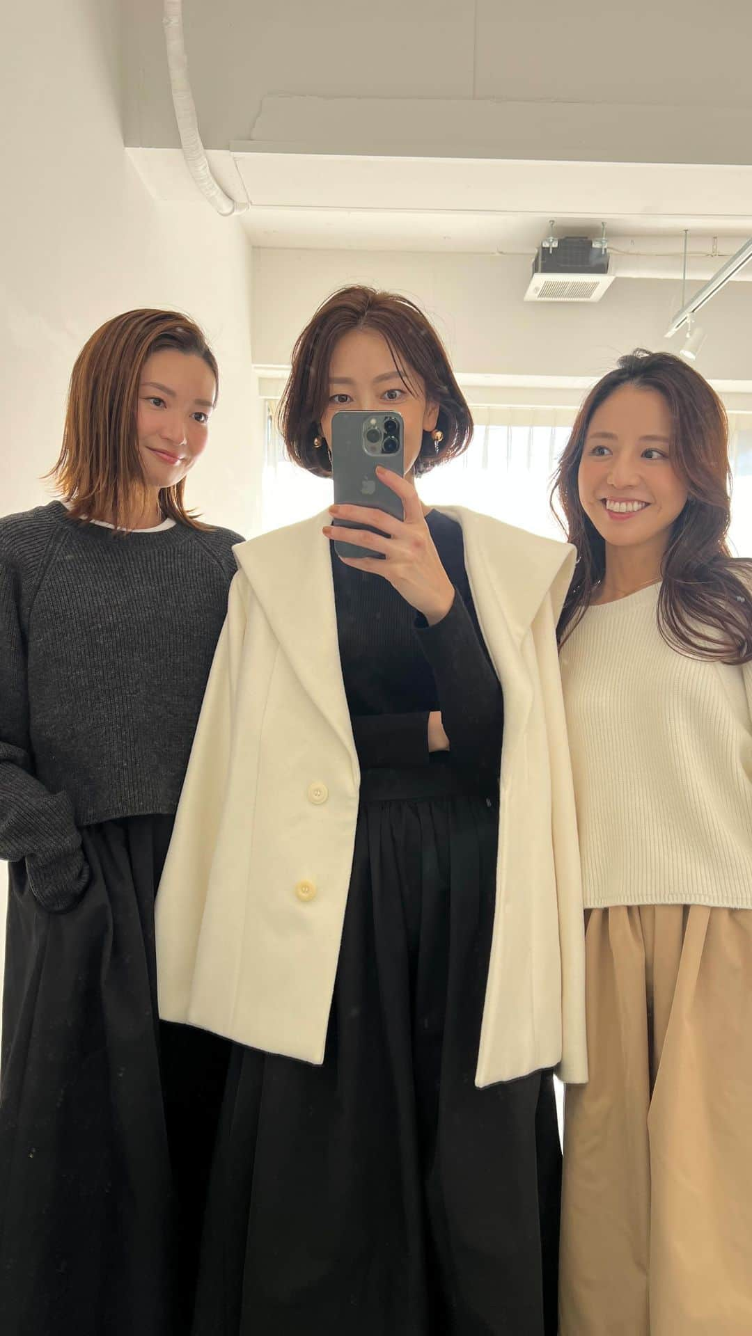 金子麻貴のインスタグラム：「ご質問、コメントありがとうございました☺️🙏✨  2way中綿コートは軽くて暖かくてショートにもなるからお得過ぎる❤️  セーラーコート、サンプルなので機械縫製だけどリバーのハンドメイドです。ネイビーのご用意がなくてごめんなさい🙏🥺  スカートは定番のデザインだけど贅沢に沢山生地を使いボリュームたっぷりでハリ感のある感じがとっても可愛いです！！  今夜20:00から発売 @re_gleam   #regleam#fashion#コート#中綿コート#スカート#ボリュームスカート#セーラーコート#ベスト#シンプルコーデ」