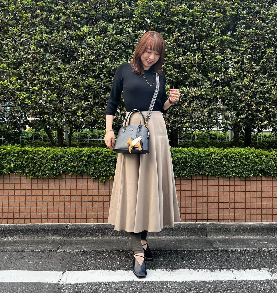 あいりのインスタグラム：「暖かい昼間〜🖤🤎  最近、トップスに黒を選びがち☺️  #秋コーデ #40代コーデ  #40代ファッション」