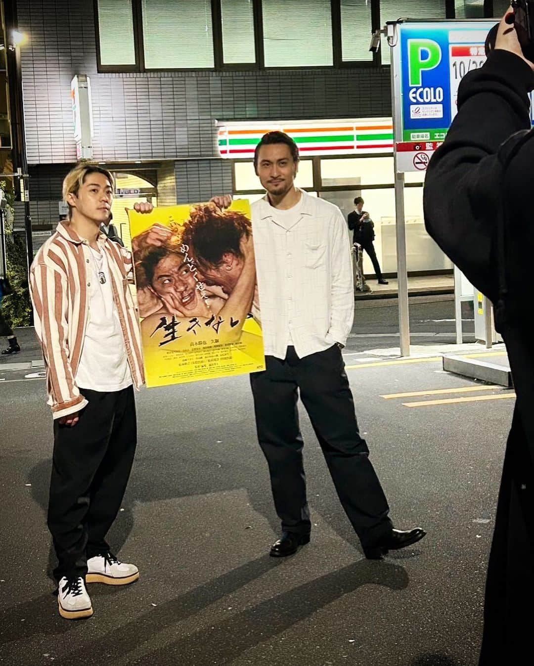 高木勝也さんのインスタグラム写真 - (高木勝也Instagram)「感謝。  11/4 映画『生きない』 公開初日のお席が満席となりました。 こんなに嬉しいスタートダッシュはないです。 それも、まさかの受付開始24時間以内に満席を頂けるなんて。 何度も何度もK'sさんの予約画面を見ては更新してを繰り返していました。笑  皆さん、本当に本当にありがとうございます。 映画館で心を込めてお待ちしております。 感謝を。  そして！  11/5の2日目のチケットの予約受付も開始しております。 動きが早いお席もありますのでお早めのご予約をお勧め致します。K's cinemaさんのHPにてご予約頂けます。宜しくお願い致します。  本当に。ありがとうございます。  映画『生きない』 やっとスタートラインです。 ぶっ飛ばしていきます。  感謝を。  一枚目は「cinefil」さんの取材時のものです。 #映画 #生きない  ##初日満員御礼 #感謝を」11月2日 20時00分 - katsuyoung__1128