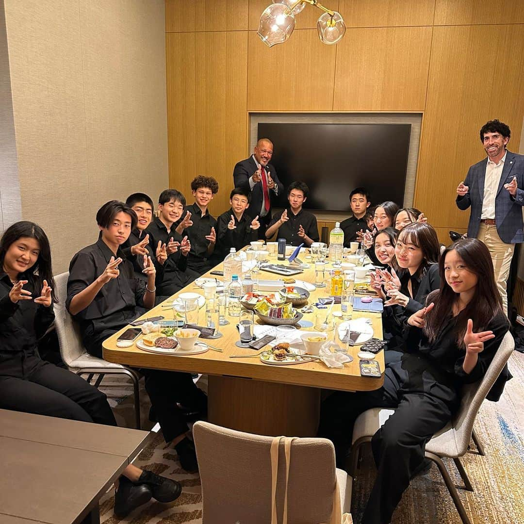 アレックス・ラミレスさんのインスタグラム写真 - (アレックス・ラミレスInstagram)「Congratulations to our incredible students at Saint Maur International School for their outstanding music performance at the Westin Hotel Gala Dinner on October 28th! 🎶🎉 Our High School Jazz Band wowed the crowd with background jazz standards and a lively party music set. They tackled 70-80 minutes of music, impressing our large audience at this glamorous event. Meeting baseball legend Alex Ramirez (Ramichan) @ramichan3 who praised them and took photos with each student, was definitely a huge highlight for our participating High School students that night! What an unforgettable experience! 🌟   #TalentedStudents #GalaDinnerSuccess #jazzband #highschool #highschooljazzband」11月2日 13時42分 - ramichan3