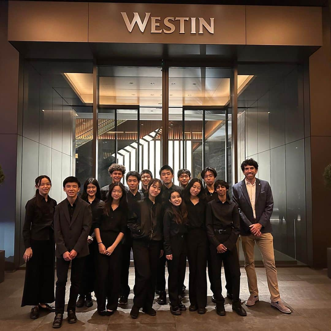 アレックス・ラミレスさんのインスタグラム写真 - (アレックス・ラミレスInstagram)「Congratulations to our incredible students at Saint Maur International School for their outstanding music performance at the Westin Hotel Gala Dinner on October 28th! 🎶🎉 Our High School Jazz Band wowed the crowd with background jazz standards and a lively party music set. They tackled 70-80 minutes of music, impressing our large audience at this glamorous event. Meeting baseball legend Alex Ramirez (Ramichan) @ramichan3 who praised them and took photos with each student, was definitely a huge highlight for our participating High School students that night! What an unforgettable experience! 🌟   #TalentedStudents #GalaDinnerSuccess #jazzband #highschool #highschooljazzband」11月2日 13時42分 - ramichan3