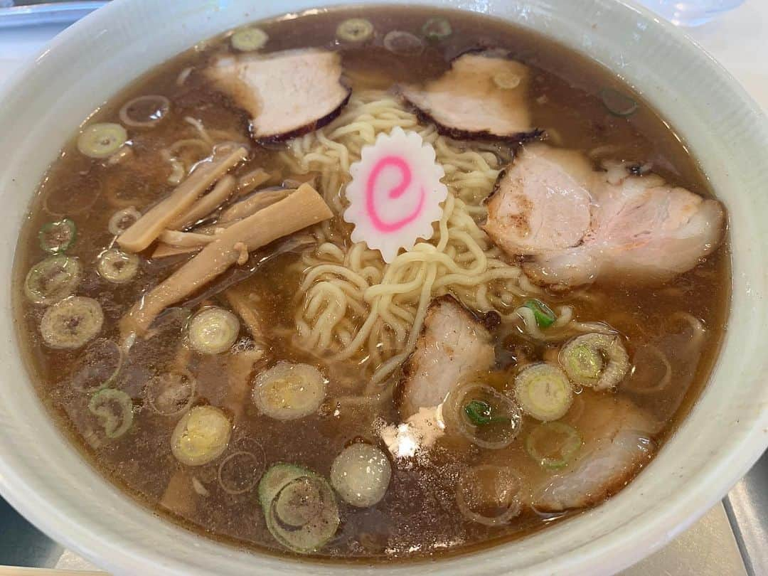 IKKO’S FILMSのインスタグラム：「見た目は学食のラーメンみたいだけど永福町大勝軒の本家  麺がデフォで2玉  動物系に香る煮干し  11月にも関わらずTシャツ一枚で汗だくになりながらいただいた  どうやら日本が東南アジア化しているようだ  #永福町大勝軒  #永福町グルメ  #永福町 #大勝軒」