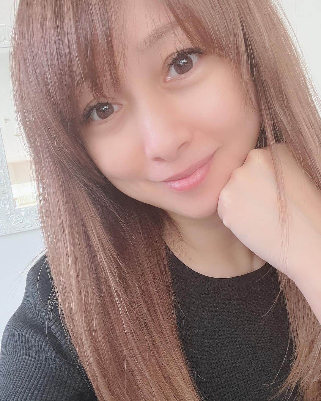 のインスタグラム：「メンテナンス後  艶々 サラサラヘア  #髪のメンテナンス #髪の毛サラサラ  #ストレート #髪型  #髪色」