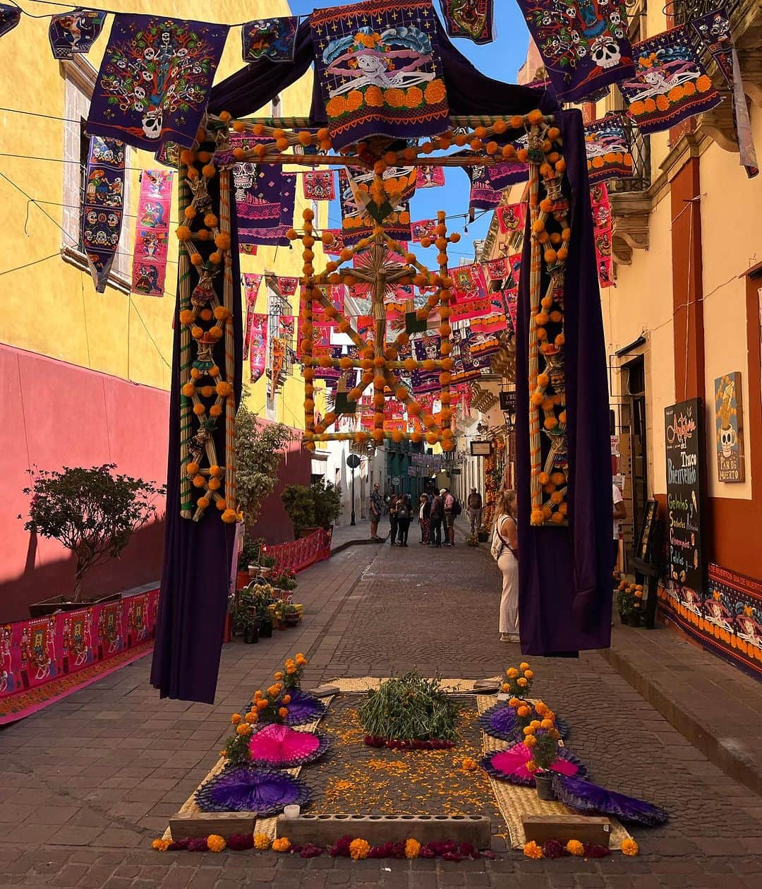 アンディー・トレスさんのインスタグラム写真 - (アンディー・トレスInstagram)「I’m so happy that I’m finally able to show Arno our beautiful Mexican tradition of “Día de Muertos” and in a city that is so close to my heart and family’s history 💛.   I have told him about the importance of this day for us Mexicans since I met him, but it’s very different for him to see it from afar, than to experience it in my home country for the first time. I am so proud of my roots and sharing that with him means so much to me 🇲🇽. #diadelosmuertos #mexico #guanajuato」11月2日 13時58分 - stylescrapbook