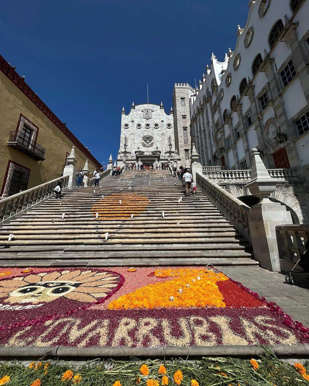 アンディー・トレスさんのインスタグラム写真 - (アンディー・トレスInstagram)「I’m so happy that I’m finally able to show Arno our beautiful Mexican tradition of “Día de Muertos” and in a city that is so close to my heart and family’s history 💛.   I have told him about the importance of this day for us Mexicans since I met him, but it’s very different for him to see it from afar, than to experience it in my home country for the first time. I am so proud of my roots and sharing that with him means so much to me 🇲🇽. #diadelosmuertos #mexico #guanajuato」11月2日 13時58分 - stylescrapbook