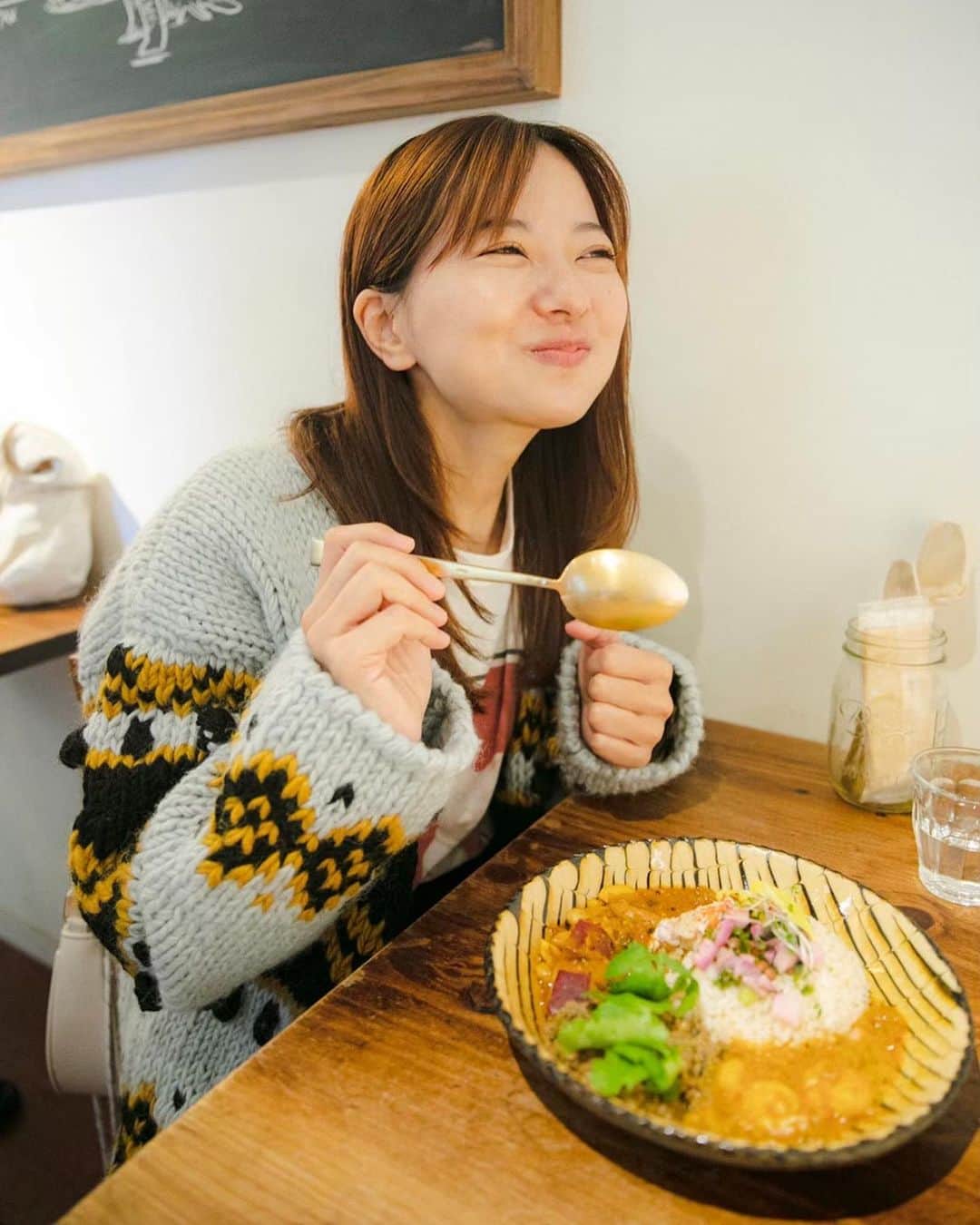 新井郁さんのインスタグラム写真 - (新井郁Instagram)「#カレーの推しごと お昼どきに失礼します。🍛 本日もおつかれーです。 ここは私の大好きなお店。 @andcurry.official   懐かしい写真が出てきたもんで お昼はやっぱりカレーにしました。 （ @fukudahitomi610 ✌︎）」11月2日 13時51分 - araiiku_official