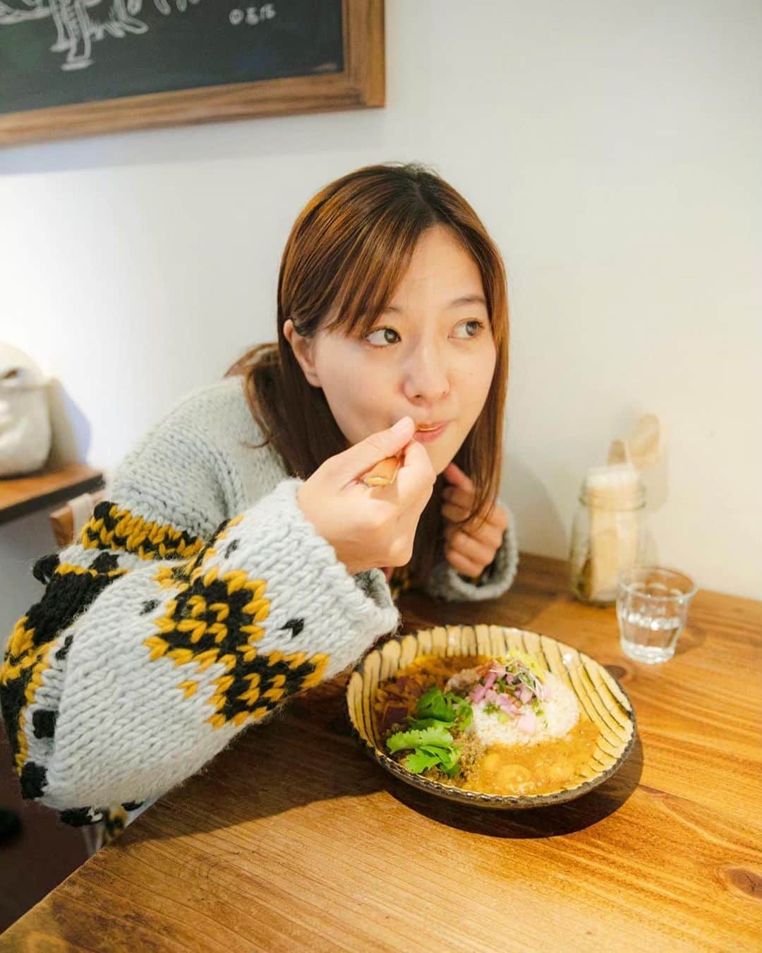 新井郁さんのインスタグラム写真 - (新井郁Instagram)「#カレーの推しごと お昼どきに失礼します。🍛 本日もおつかれーです。 ここは私の大好きなお店。 @andcurry.official   懐かしい写真が出てきたもんで お昼はやっぱりカレーにしました。 （ @fukudahitomi610 ✌︎）」11月2日 13時51分 - araiiku_official