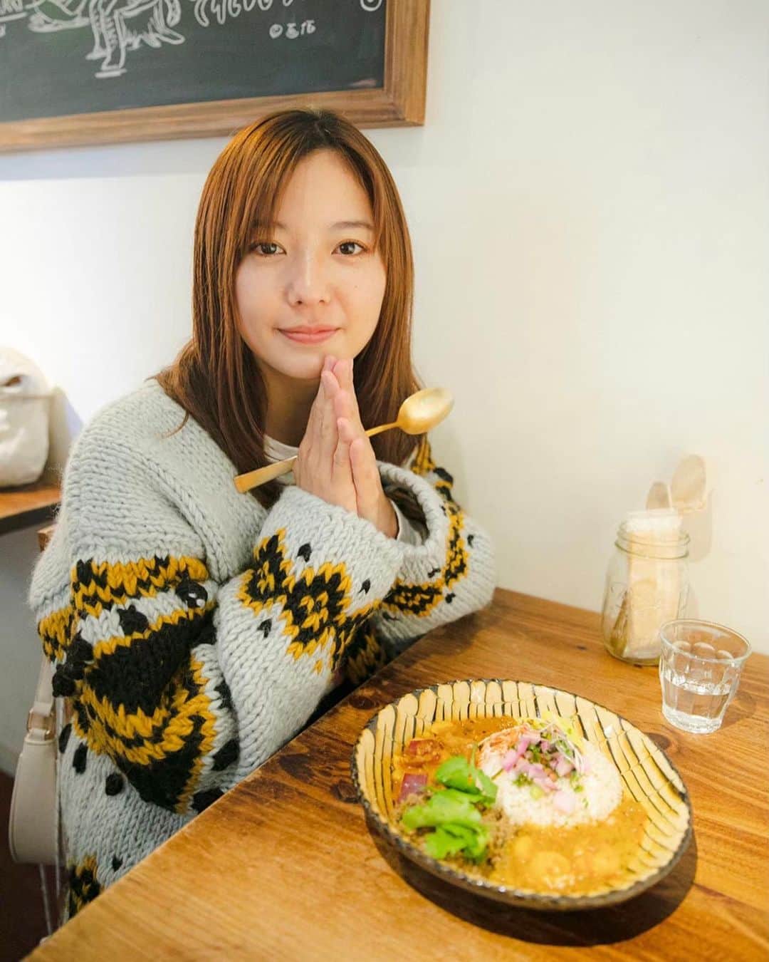 新井郁のインスタグラム：「#カレーの推しごと お昼どきに失礼します。🍛 本日もおつかれーです。 ここは私の大好きなお店。 @andcurry.official   懐かしい写真が出てきたもんで お昼はやっぱりカレーにしました。 （ @fukudahitomi610 ✌︎）」
