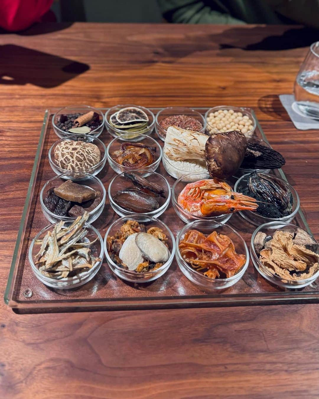 ケス Keisuiさんのインスタグラム写真 - (ケス KeisuiInstagram)「今回の韓国旅で絶対に訪れたかったお店の1つ @mingles_restaurant @mingleseoul   プレゼンテーションも圧巻でしたが、やっぱり変わらず美味しかった。 韓国らしさも感じられる繊細なお料理の嵐。  シェフもとても優しい。 （ソウルのシェフ、みんな優しい🥹）  また行きます🙏  #seoul #韓国 #hansikconference2023  #Worlds50Best #Asias50Best #50BestDiscovery #50BestTasteHunter」11月2日 13時52分 - keisui
