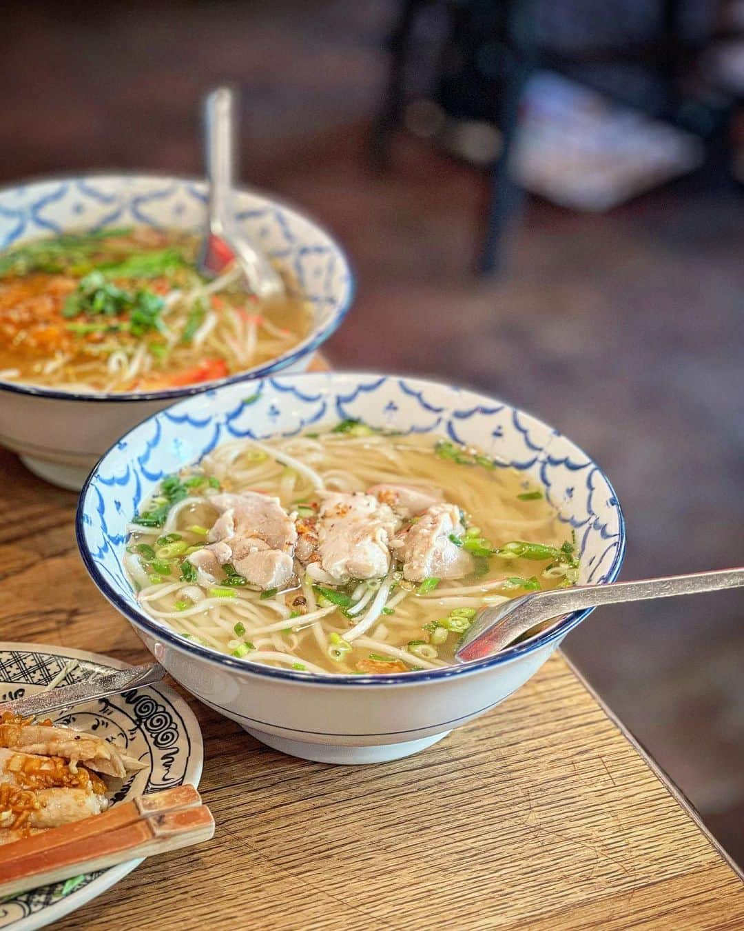 能美黎子さんのインスタグラム写真 - (能美黎子Instagram)「・ 日本初の国産米の生麺フォーがいただける 大人気のベトナム屋台料理屋さん  チョップスティックス 下北沢店 @shimokita_chop へ。  @saltaiai が美味しいとおすすめしてくれて、 生麺フォーが食べたくて、 目掛けてお伺いしました。  12時にお伺いすると、すでに行列。 でも回転はよく15分ほどで店内へ。  ランチのAセット お好きな生麺フォーとベトナム鶏飯（ハーフ） フォーは、スタンダードな蒸し鶏のフォーを選択。 セット¥1,030  セットを注文すると、はす花茶付き。  麺は110円プラスして、 中盛の1.5倍増量。 パクチーは苦手なので、パクチー抜き。  平打ちの麺がもっちりツルッとしていて 大盛りでもよかったなと思ったほど、 ぺろっと完食。  生麺フォー目掛けてお伺いしたけど、 ベトナム鶏飯が美味しくて、 ハーフなんて少ないと思ったくらい 今度はしっかり食べたいとおもった逸品。  またランチに食べに行きたいな。  @saltaiai のお昼からのビールの飲みっぷりが 最高に幸せそうで美味しそうで、 生まれ変われるなら、 やっぱりお酒が飲める身体になりたいな。  --------------------  チョップスティックス 下北沢店 @shimokita_chop  〒155-0031　 東京都世田谷区北沢2-11-15 ミカンA206　 11:30～15:00 / 17:00～21:00L.O 03-6805-5833 不定休  --------------------  #チョップスティックス #チョップスティックス下北沢店 #下北沢グルメ #下北沢ランチ #ミカン下北 #ランチ巡り #お一人様ランチ #休日の過ごし方 #生麺フォー #ベトナム料理 #ベトナム屋台#美味しいもの巡り #行列のできる店 #行列店 #行列グルメ #人気店 #おすすめランチ#コスパ最高 #コスパランチ」11月2日 13時52分 - reikonohmi