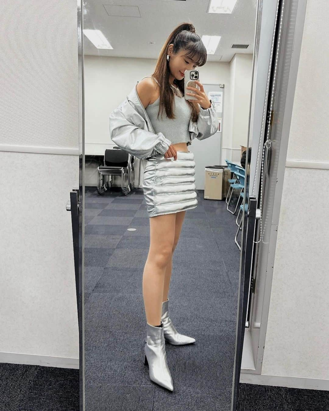 畑中奈緒美さんのインスタグラム写真 - (畑中奈緒美Instagram)「• スタイリストさんがDJ陣に準備してくれたシルバー衣装。 未来感満載のとっても素敵なスタイリングにして下さいました！ ありがとうございます👽✨  4人揃う日がないのが残念だけど、 お隣のロボットさんやスタッフさん達と一緒に 最後まで盛り上げていきます🎧❤️‍🔥  最後の動画。 空き時間もちゃんと満喫してます🚗笑  #dj #music #japanmobilityshow2023」11月2日 14時06分 - hatanaka_naomi