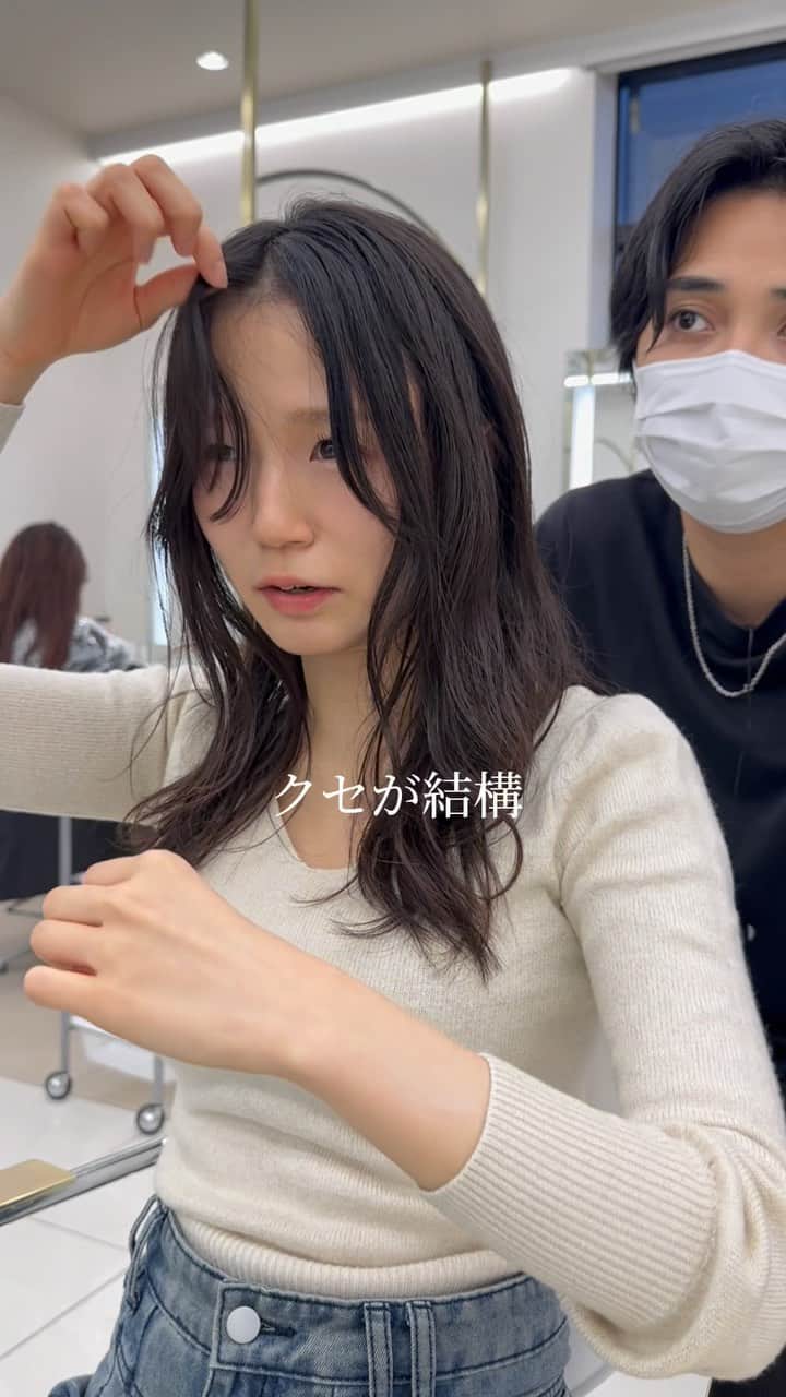 高橋英昇のインスタグラム：「前髪が癖で気になってる方必見です✨ ストレートすると普段の扱いが簡単です⭕️ オーダーの際に保存してお使いください✨3ヶ月から半年がかける目安です！ ˗˗˗˗˗˗˗˗˗˗˗˗˗˗˗˗˗˗˗˗˗˗˗˗˗˗˗˗˗˗˗˗˗˗˗˗˗˗ ⁡ ◌ @eisho_coa  ⁡ 前髪顔周りのどんな悩みも 是非ご相談下さい✨ ⁡ ☑︎流し前髪だけど要望と違う ☑︎前髪顔周りを切られすぎる ☑︎顔周りがなくて困っている ☑︎前髪が巻きづらく上手くいかない ☑︎変な毛がいつも前髪に出てくる ☑︎扱いづらくて困っている ☑︎おでこが狭くて悩んでいる ⁡ などなど 少しでも気になることは全てお聞かせ下さい✨ メモ持ってきても大丈夫です📝 ⁡ ˗˗˗˗˗˗˗˗˗˗˗˗˗˗˗˗˗˗˗˗˗˗˗˗˗˗˗˗˗˗˗˗˗˗˗˗˗˗ ⁡ ⁡ ◌ 料金 ◌ ・カット ¥8800 ・カット 𓂃 トリートメント ¥12100 ・カット 𓂃 カラー ¥17600 ・カット 𓂃 カラー 𓂃 トリートメント ¥22000 ⁡ ※初回のみ指名料+¥3300かかります。 2回目以降は指名料無料です。 ⁡ ⁡ 𓂃 よくあるご質問 𓂃 ⁡ ⁡ Q . 予約はどうしたらいいですか？ ⁡ ✎ プロフィールのURLからお待ちしております✨ ⁡ ⁡ Q . 場所はどちらですか？ ⁡ ✎ 東京都中央区銀座6-13-9 GIRAC GINZA 7F 【銀座駅5分、東銀座駅から徒歩3分】 ⁡ ⁡ Q . 投稿に可愛い子しか載っていないですが、 私が行っても大丈夫ですか？ ⁡ ✎もちろん大丈夫です。 僕のお客様は【3歳〜74歳】の 子連れ様から老若男女幅広いの方が ご来店してくださっております。 女性は必ず可愛くします！ 実は男性のカットも得意です。 最近ご紹介もかなり多いです✨ ⁡ Q . どんな美容師？ ⁡ ✎ お話するのが好きです✨ ただ施術中は技術に没頭する時があり その時はあまり話さなくなります✂︎ ⁡ Q . カウンセリングはしっかりしてもらえますか？ ⁡ ✎もちろんです！ 前髪顔周りの生え際、癖毛、割れめ、こめかみ、 頬骨、えら、丸顔、面長、りんかく などのお悩みもしっかりカウンセリングさせて頂いてから 施術に入らせて頂きますのでご安心ください✨ ⁡ ⁡ カットは【前髪】【ロングレイヤー】 が好きですが、 ミディアム、ボブ、ショート、 メンズカットも好きです。 巻きも得意なので、 知りたい方はなんでもお伝えします✨ ⁡ カラーはブリーチなしのワンカラーで 【艶感】【透明感】【くすみ感】が出るように 300種類以上の中から 独自の配合で調合しております。 ⁡ ストレートはダメージを最小限で抑えられるように かなりこだわっています！ 微アルカリ〜弱酸領域の範囲で施術するので 基本的に【ヘアカラー】と同時施術が可能です✨ ⁡ トリートメントはできるだけ長持ちできるように 【手触り】【質感】にこだわっています！ あとはアウトバスのヘアケアも重要なので 興味ある方はしっかり説明しています✨ ⁡ パーマは最近持ちの良いデジタルパーマが好きです。 熱処理する事で普通のパーマより持ちが良くなります。 僕の使う薬剤は基本的にダメージを最小限でかけるので コテを使って巻いても大丈夫です。 巻かなくても普段のスタイリングはかなり楽になります✨ ⁡ #銀座　#千葉　#前髪カット　#顔周りカット　#小顔カット　#おくれ毛カット　#顔周り　#前髪　#シースルーバング　#かきあげ前髪　#小顔に見える顔周り #小顔カット #似合わせカット　#おくれ毛　#前髪顔周り似合わせ」
