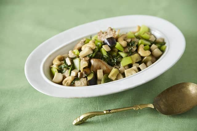 暮らし上手さんのインスタグラム写真 - (暮らし上手Instagram)「今日の晩ごはんに『鶏肉と秋野菜のカシューナッツ炒め』はいかがですか？  みないきぬこさんの『鶏肉と秋野菜のカシューナッツ炒め』は、中華料理では定番の炒めもの。鶏肉は下味をしっかりと付けて片栗粉をまぶしておくと味が決まりやすくなります。火の通りやすいチンゲン菜は最後に加えると水気が抑えられて失敗知らず。  ------------------------------ 調理時間：20分（時短）  材料 （ 2人分 ） 鶏モモ肉 …１枚（約250ｇ）  A ショウガの絞り汁、酒 …各小さじ１ 塩 …小さじ1/5 こしょう …少々 ナス …１本 エリンギ …１パック チンゲン菜 …２株 カシューナッツ …30ｇ ニンニク、ショウガ（薄切り） …各３〜４枚 片栗粉 …小さじ１ サラダ油 …小さじ１ B 醤油、酒、みりん、オイスターソース …各大さじ1/2 こしょう …少々 水溶き片栗粉 …（片栗粉小さじ１を水大さじ１で溶いたもの）  ------------------------------  レシピの詳細はプロフィールリンクから！  #Kurashi #暮らし上手 #晩ごはん #レシピ #簡単レシピ」11月2日 14時00分 - kurashijouzu_official