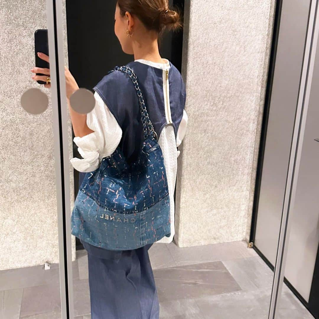 外村久美子さんのインスタグラム写真 - (外村久美子Instagram)「・ shirocon 2024 Spring collection🍎  shiroconにまた新しい雰囲気を加え、更に世界観が広がったお洒落を次のコレクションでは楽しんで頂けるかと思います👖💕  バックオープンリボンジレ 後がオープンでdenimに白ステッチ、ゴールドの太いファスナー、がshiroconらしいデザインのジレ。 インナーに合わせるアイテムで見せ方を色々楽しめます❣️ 冬はタートル、夏はキャミや半袖に合わせるのもいいですねー🍉  ワイドデニムパンツ 分量感たっぷりのなんだか懐かしい感じの太めのワイドデニムパンツ。股上を少し上げてハイウエストにし、ウエスト部分がスッキリ見えるようにサイドにファスナー、バックにだけ部分的にゴム仕様にし、美しい脚長シルエットにこだわったパンツです👖 ポケットに異素材を使いデザインをきかせたので、シンプルなtopsやショート丈のtopsから、チラリと見せて履いて頂きたい▼▼ 手持ちのtopsが、このパンツで新しい魅せ方を楽しんでもらえると思っています🥰私は、全身denim祭りコーデ楽しんでます〜👖  #shirocon  #yori_japan」11月2日 14時01分 - kummy153