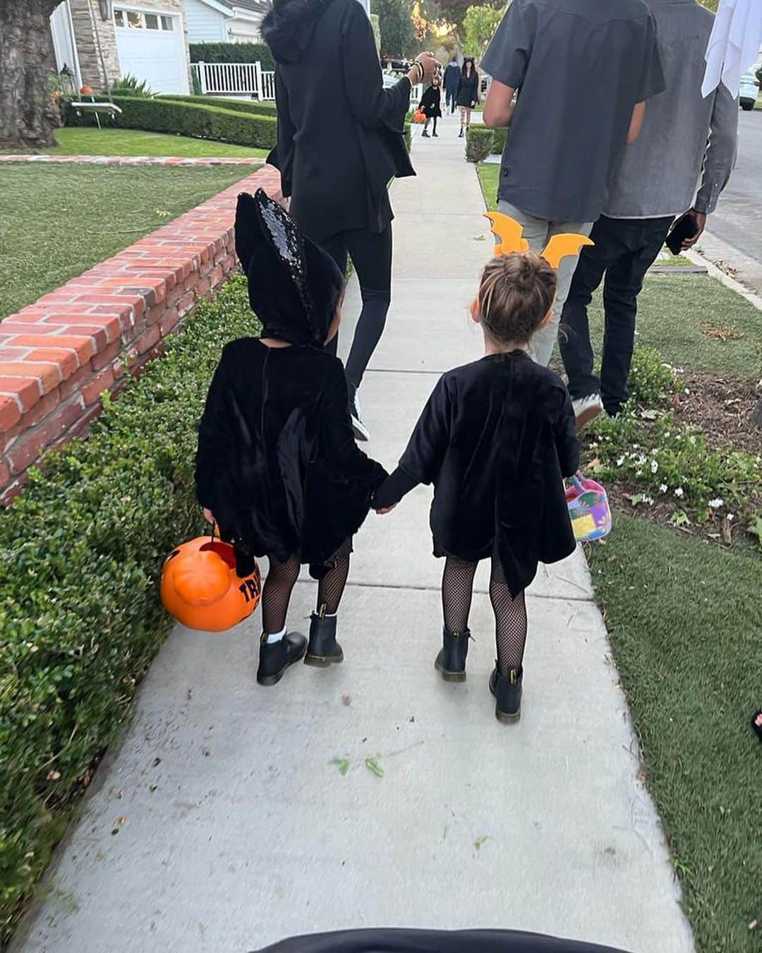 パウ・ガソルさんのインスタグラム写真 - (パウ・ガソルInstagram)「Such a special #Halloween! Always thankful to be able to spend it with family. Thank you @vanessabryant for taking us to @disneyland !! 🦇 🦇」11月2日 14時02分 - paugasol