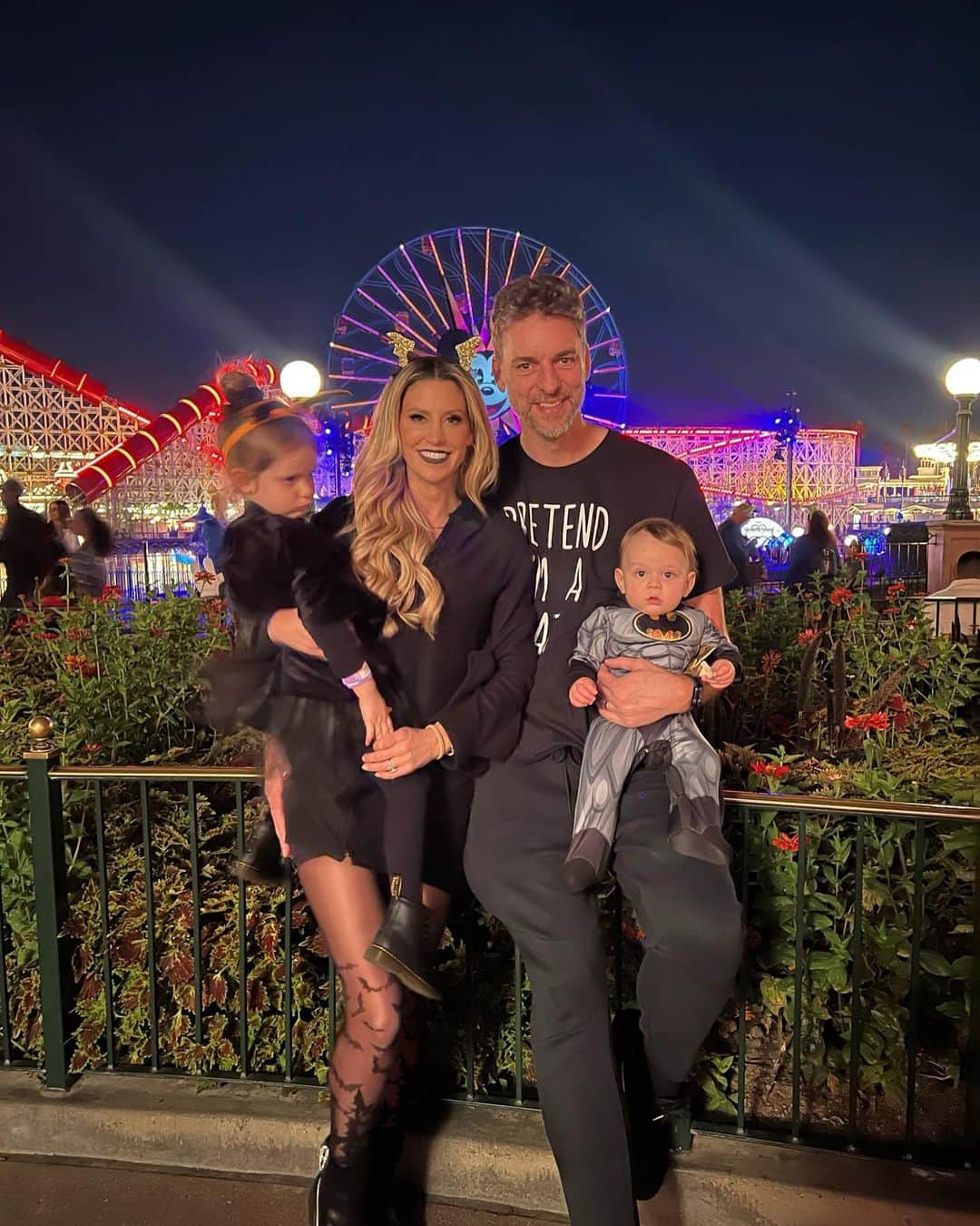 パウ・ガソルのインスタグラム：「Such a special #Halloween! Always thankful to be able to spend it with family. Thank you @vanessabryant for taking us to @disneyland !! 🦇 🦇」