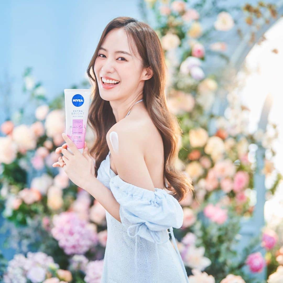 PIMTHAさんのインスタグラム写真 - (PIMTHAInstagram)「เคล็ดลับผิวหอมใสเหนือระดับ! ✨ NIVEA Extra Bright Body Serum Premium Fragrance บอดี้เซรั่มน้ำหอมรังสรรค์โดยผู้เชี่ยวชาญระดับโลก หอมยาวนานถึง 12 ชม. และบำรุงผิวให้ดูกระจ่างใส สายหวานคือห้ามพลาด ของมันต้องมีค่าา 🌸  #ผิวหอมใสมั่นใจเกินต้าน #นีเวียบอดี้เซรั่มน้ำหอม」11月2日 14時03分 - pimtha