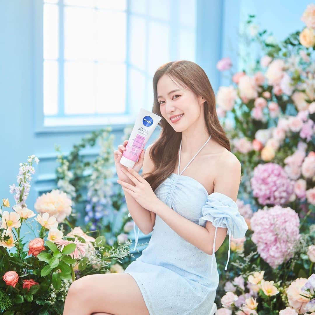 PIMTHAさんのインスタグラム写真 - (PIMTHAInstagram)「เคล็ดลับผิวหอมใสเหนือระดับ! ✨ NIVEA Extra Bright Body Serum Premium Fragrance บอดี้เซรั่มน้ำหอมรังสรรค์โดยผู้เชี่ยวชาญระดับโลก หอมยาวนานถึง 12 ชม. และบำรุงผิวให้ดูกระจ่างใส สายหวานคือห้ามพลาด ของมันต้องมีค่าา 🌸  #ผิวหอมใสมั่นใจเกินต้าน #นีเวียบอดี้เซรั่มน้ำหอม」11月2日 14時03分 - pimtha