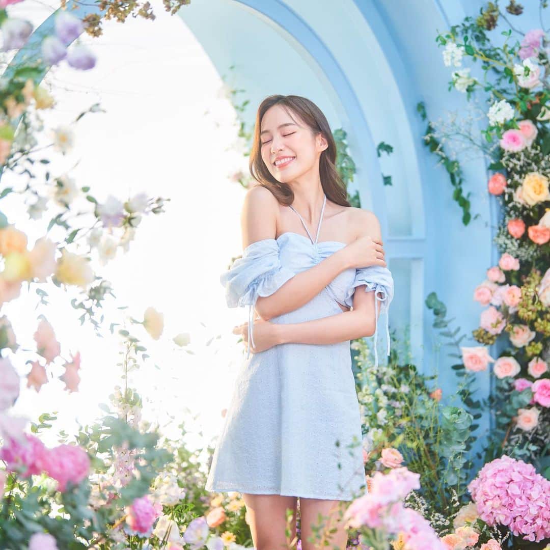 PIMTHAさんのインスタグラム写真 - (PIMTHAInstagram)「เคล็ดลับผิวหอมใสเหนือระดับ! ✨ NIVEA Extra Bright Body Serum Premium Fragrance บอดี้เซรั่มน้ำหอมรังสรรค์โดยผู้เชี่ยวชาญระดับโลก หอมยาวนานถึง 12 ชม. และบำรุงผิวให้ดูกระจ่างใส สายหวานคือห้ามพลาด ของมันต้องมีค่าา 🌸  #ผิวหอมใสมั่นใจเกินต้าน #นีเวียบอดี้เซรั่มน้ำหอม」11月2日 14時03分 - pimtha