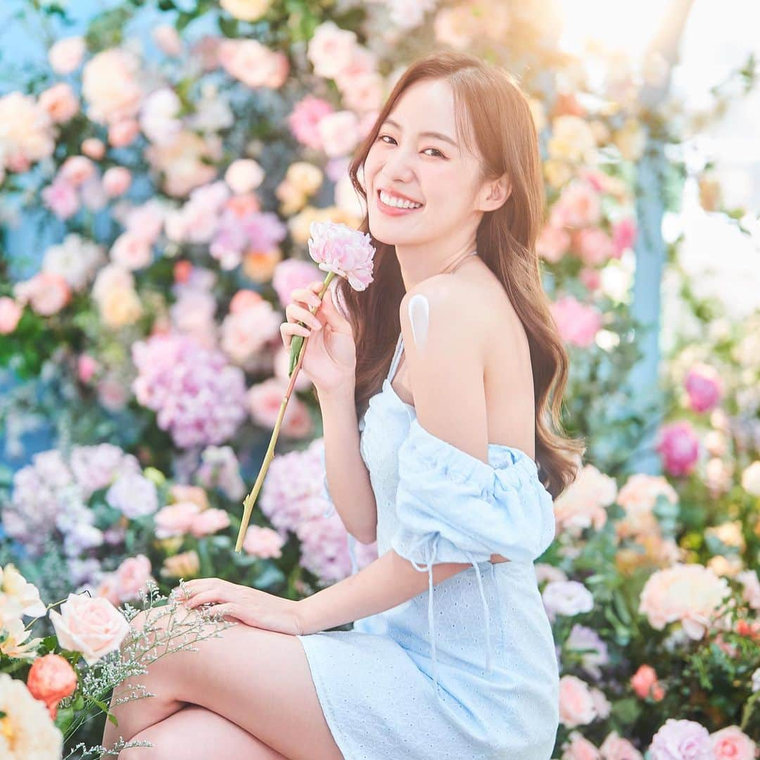 PIMTHAさんのインスタグラム写真 - (PIMTHAInstagram)「เคล็ดลับผิวหอมใสเหนือระดับ! ✨ NIVEA Extra Bright Body Serum Premium Fragrance บอดี้เซรั่มน้ำหอมรังสรรค์โดยผู้เชี่ยวชาญระดับโลก หอมยาวนานถึง 12 ชม. และบำรุงผิวให้ดูกระจ่างใส สายหวานคือห้ามพลาด ของมันต้องมีค่าา 🌸  #ผิวหอมใสมั่นใจเกินต้าน #นีเวียบอดี้เซรั่มน้ำหอม」11月2日 14時03分 - pimtha