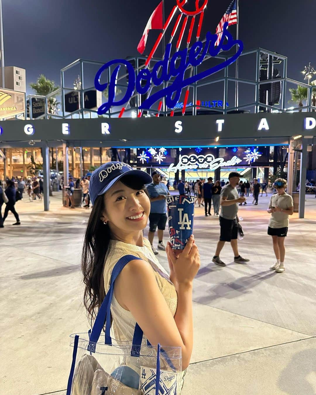 関根ささらさんのインスタグラム写真 - (関根ささらInstagram)「#時差投稿 💙⚾️  #ロサンゼルス留学 期間中に #losangelesdodgers の試合も見に行きました⚾️🌈🇺🇸  Uberで向かったらドライバーさんが #ドジャース の熱狂的なファンの方で、LAに住む人間のスピリットを伝授されました🤣👏  大谷選手がいるので #エンゼルス 行きがちだけど、#losangeles 来たなら #dodgers だよ！！！と言ってたので #LA 行かれる日本人の皆さん、ぜひ♡ . . . . #losangelesangels の #エンゼルス すたじあむともまだ雰囲気が違って、フードコートがあったり、子供が遊ぶ場所があったり、レジャー要素強めのスタジアムで歩いてるだけで楽しかった！！♡  #flaminghotcheetos がかかってるチキンウィング🍗が食べたかったので食べられてよかったーー！！ドリンクはカップがお土産になるので観戦土産に最適でした♡ヘルメットカップのアイスも食べたよ🍨 . . . . #野球観戦 #試合観戦 #baseball #baseball⚾️ #losangelesfood #Lalife #LA留学 #留学生活 #留学記録 #留学エージェント #ネス外国語会話 #ネスグローバル #englishlearning #野球 #野球女子 ほんとは #バスケ女子」11月2日 19時38分 - sasarasekine