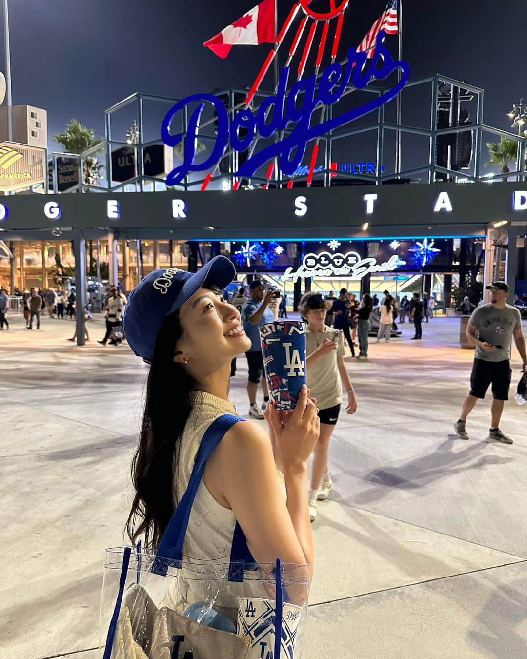 関根ささらさんのインスタグラム写真 - (関根ささらInstagram)「#時差投稿 💙⚾️  #ロサンゼルス留学 期間中に #losangelesdodgers の試合も見に行きました⚾️🌈🇺🇸  Uberで向かったらドライバーさんが #ドジャース の熱狂的なファンの方で、LAに住む人間のスピリットを伝授されました🤣👏  大谷選手がいるので #エンゼルス 行きがちだけど、#losangeles 来たなら #dodgers だよ！！！と言ってたので #LA 行かれる日本人の皆さん、ぜひ♡ . . . . #losangelesangels の #エンゼルス すたじあむともまだ雰囲気が違って、フードコートがあったり、子供が遊ぶ場所があったり、レジャー要素強めのスタジアムで歩いてるだけで楽しかった！！♡  #flaminghotcheetos がかかってるチキンウィング🍗が食べたかったので食べられてよかったーー！！ドリンクはカップがお土産になるので観戦土産に最適でした♡ヘルメットカップのアイスも食べたよ🍨 . . . . #野球観戦 #試合観戦 #baseball #baseball⚾️ #losangelesfood #Lalife #LA留学 #留学生活 #留学記録 #留学エージェント #ネス外国語会話 #ネスグローバル #englishlearning #野球 #野球女子 ほんとは #バスケ女子」11月2日 19時38分 - sasarasekine